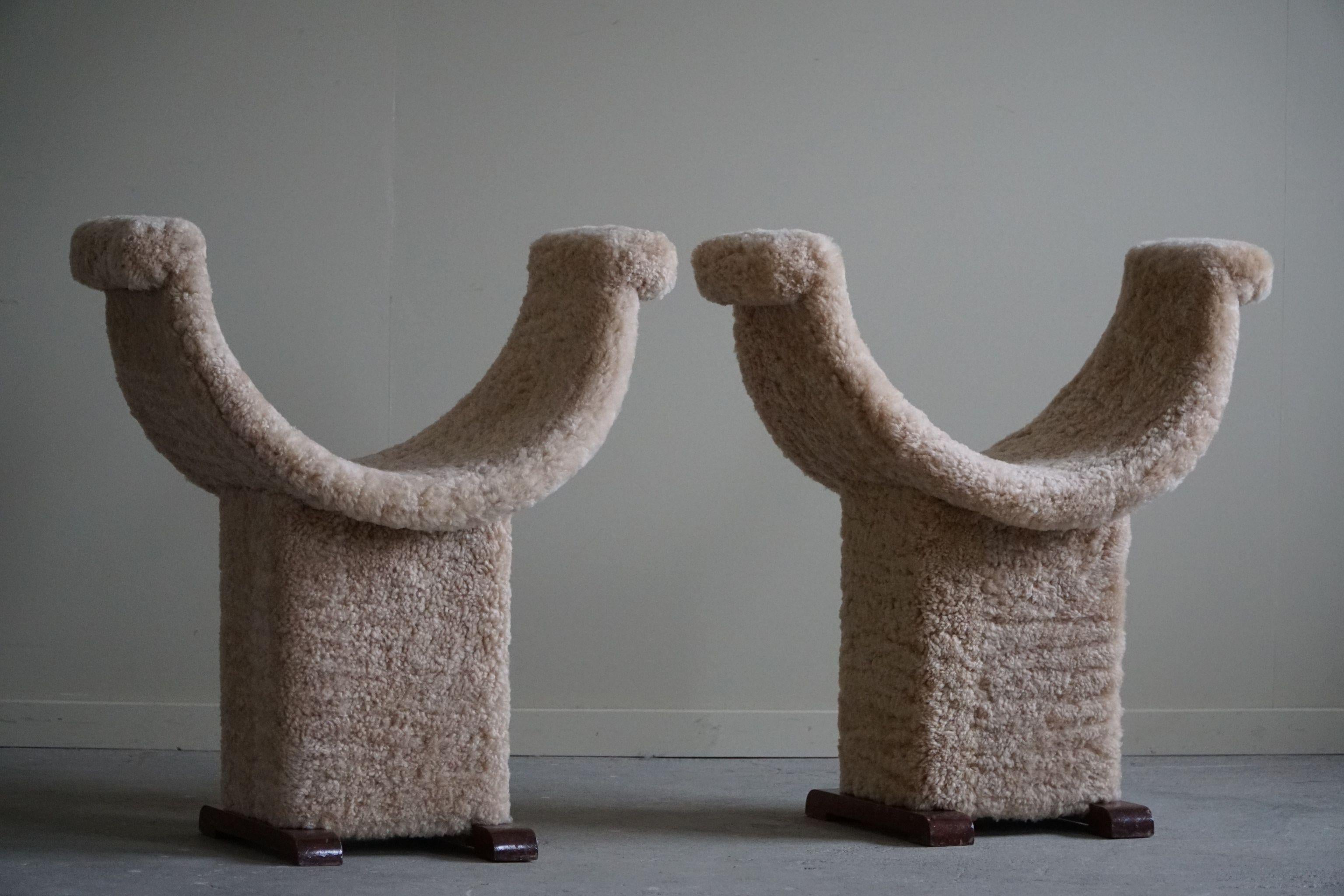 Il s'agit d'une paire de tabourets hauts et élégants fabriqués en Espagne dans les années 1940, au design moderne. Ils ont retrouvé une nouvelle vie et une touche douillette grâce à un rembourrage en douce laine d'agneau. Avec leurs formes