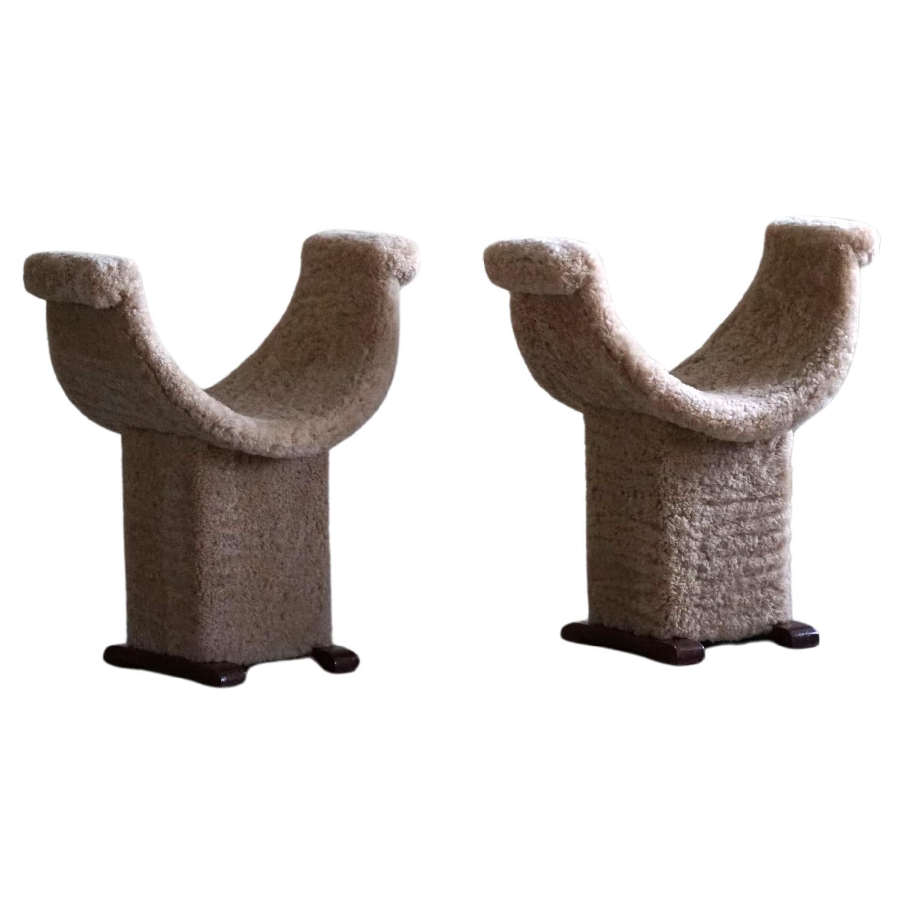 Paire de tabourets sculpturaux, retapissés en laine d'agneau, moderne espagnol, années 1940 en vente