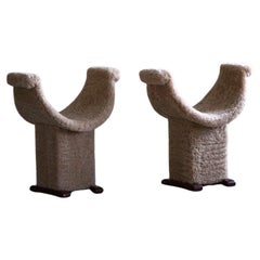 Pareja de taburetes escultóricos, retapizados en lana de cordero, modernismo español, años 40