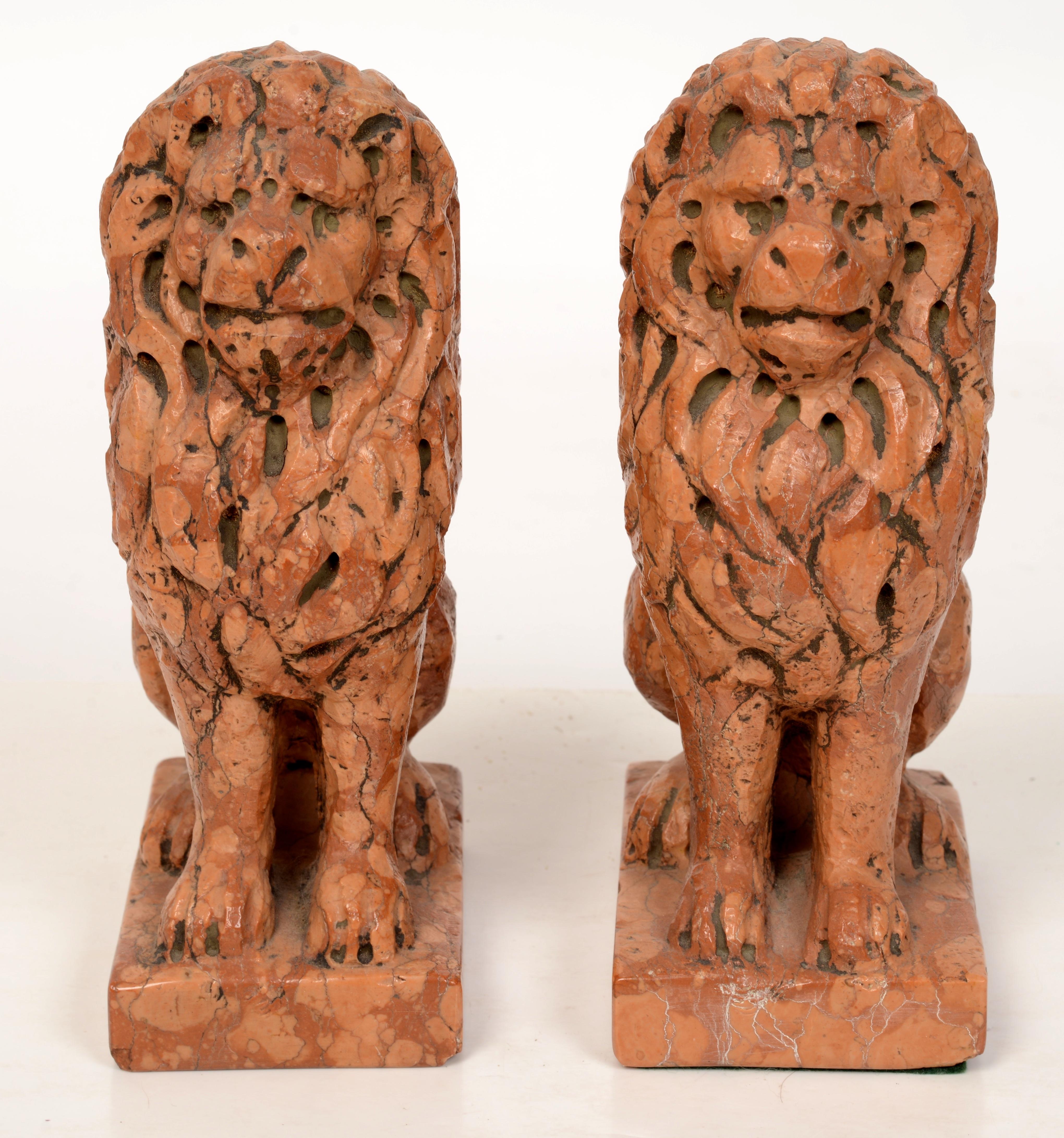 Pareja de leones italianos de mármol rojo de Verona, finales del siglo XIX - principios del XX La imagen de Wikipedia es un león con columna de mármol rojo de Verona procedente de Santa Maria Maggiore, Bérgamo. También en la foto 1 de una gran