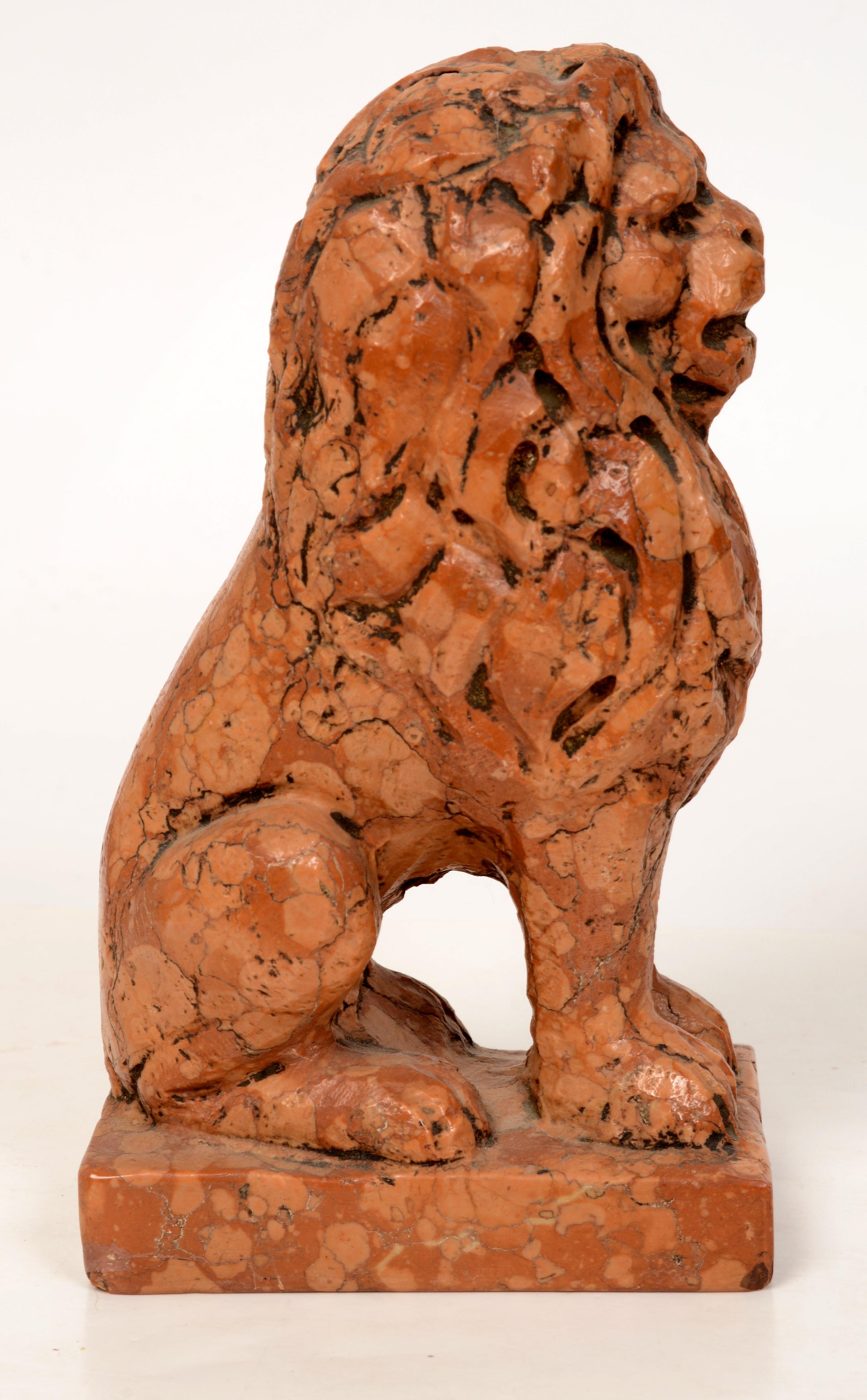 Pareja de leones sentados italianos de mármol Rosso Verona, finales del siglo XIX - principios del XX Italiano en venta