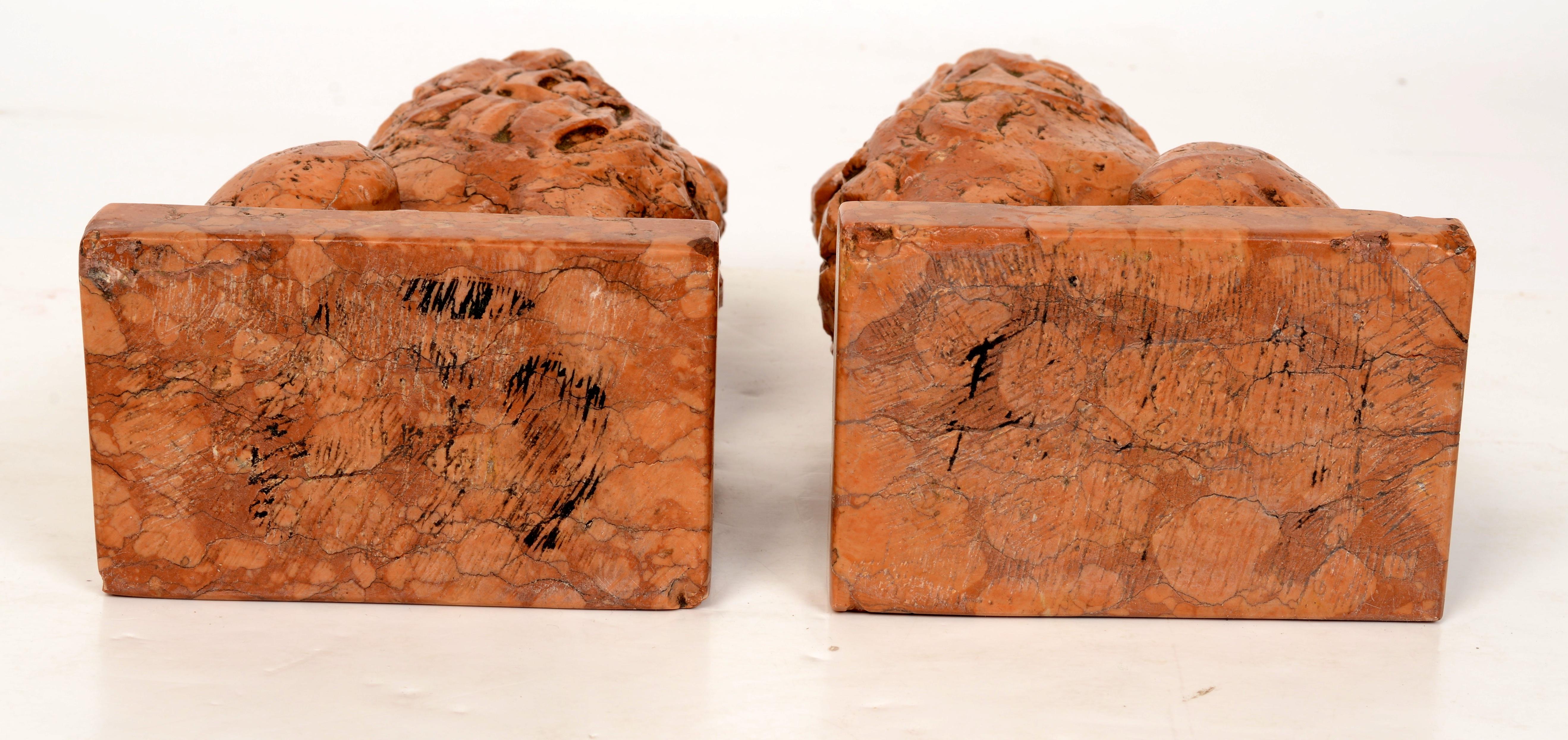 Pareja de leones sentados italianos de mármol Rosso Verona, finales del siglo XIX - principios del XX Tallado en venta