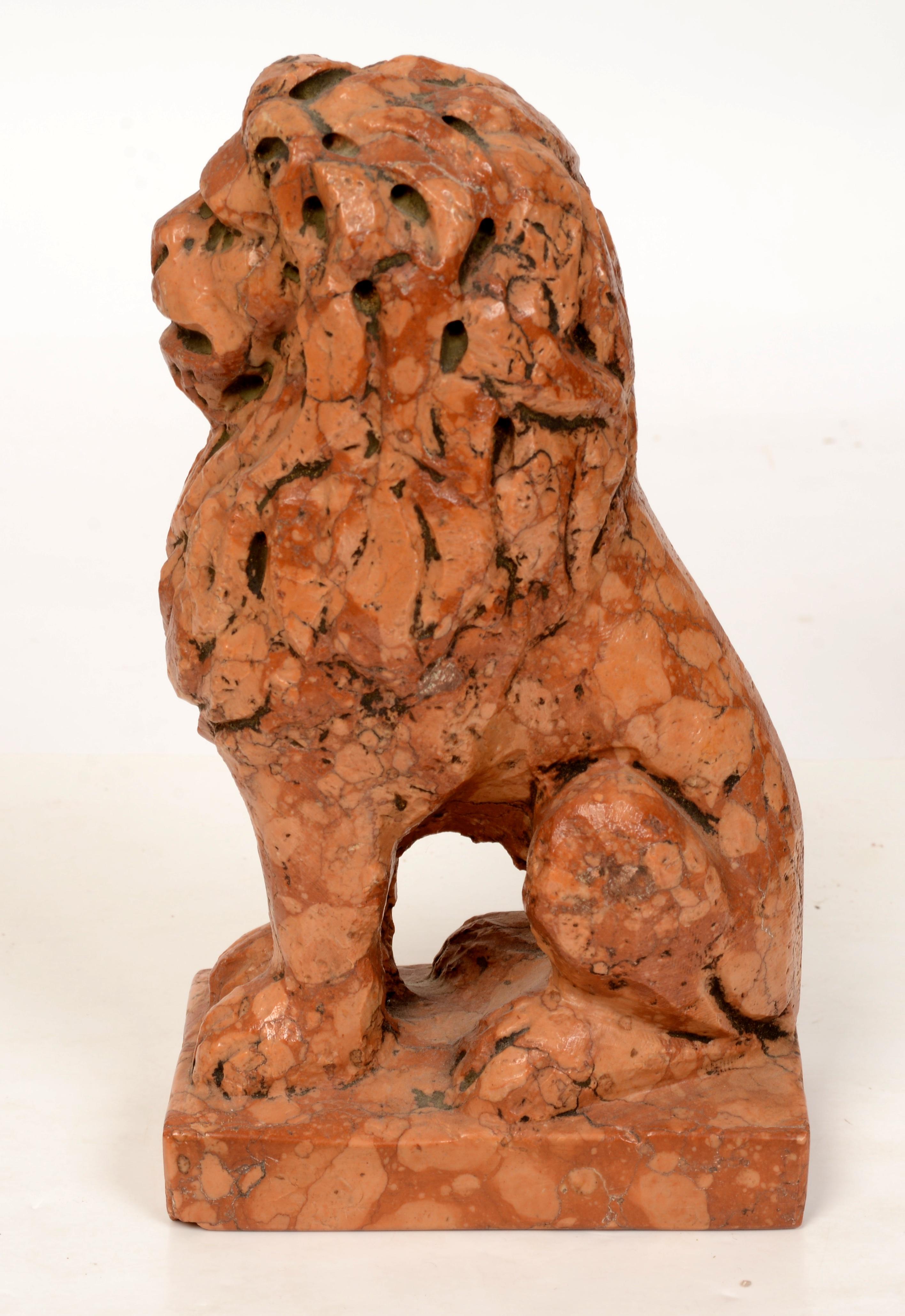 Pareja de leones sentados italianos de mármol Rosso Verona, finales del siglo XIX - principios del XX en Bueno estado para la venta en valatie, NY