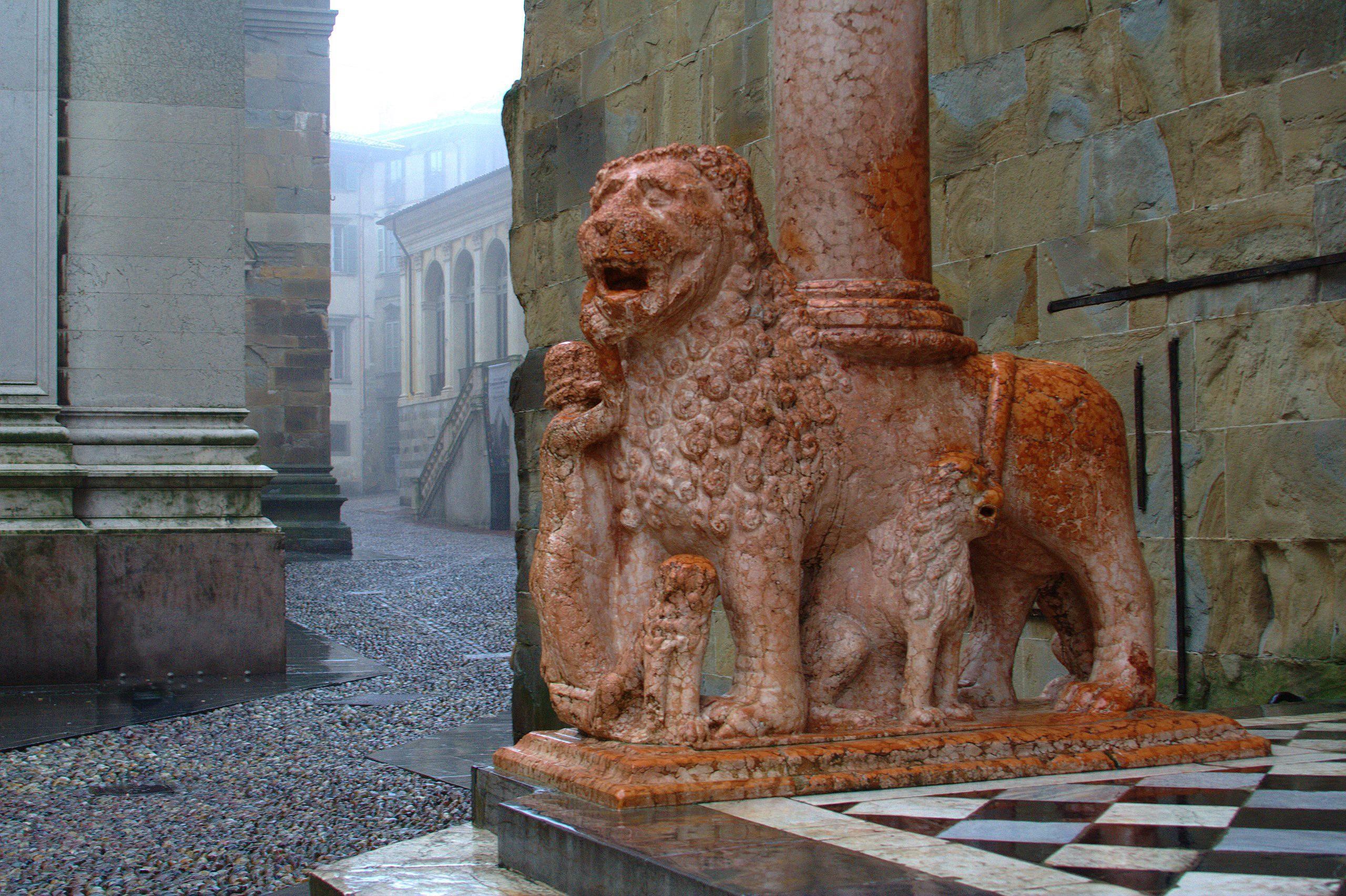 Pareja de leones sentados italianos de mármol Rosso Verona, finales del siglo XIX - principios del XX Mármol en venta