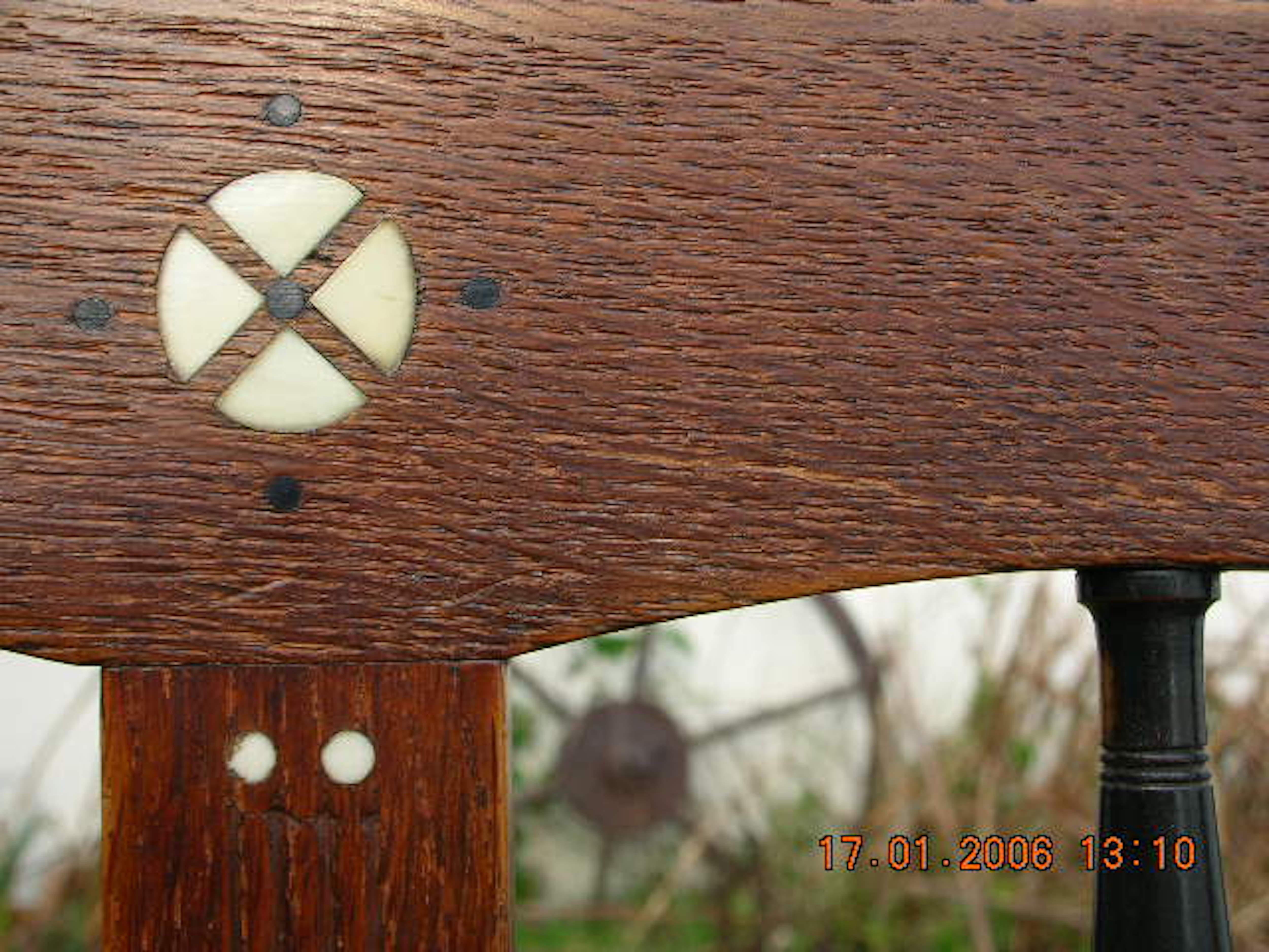 Paar Beistellstühle aus Eichenholz im sezessionistischen Stil mit ebonisierten Spindeln (Europäisch) im Angebot