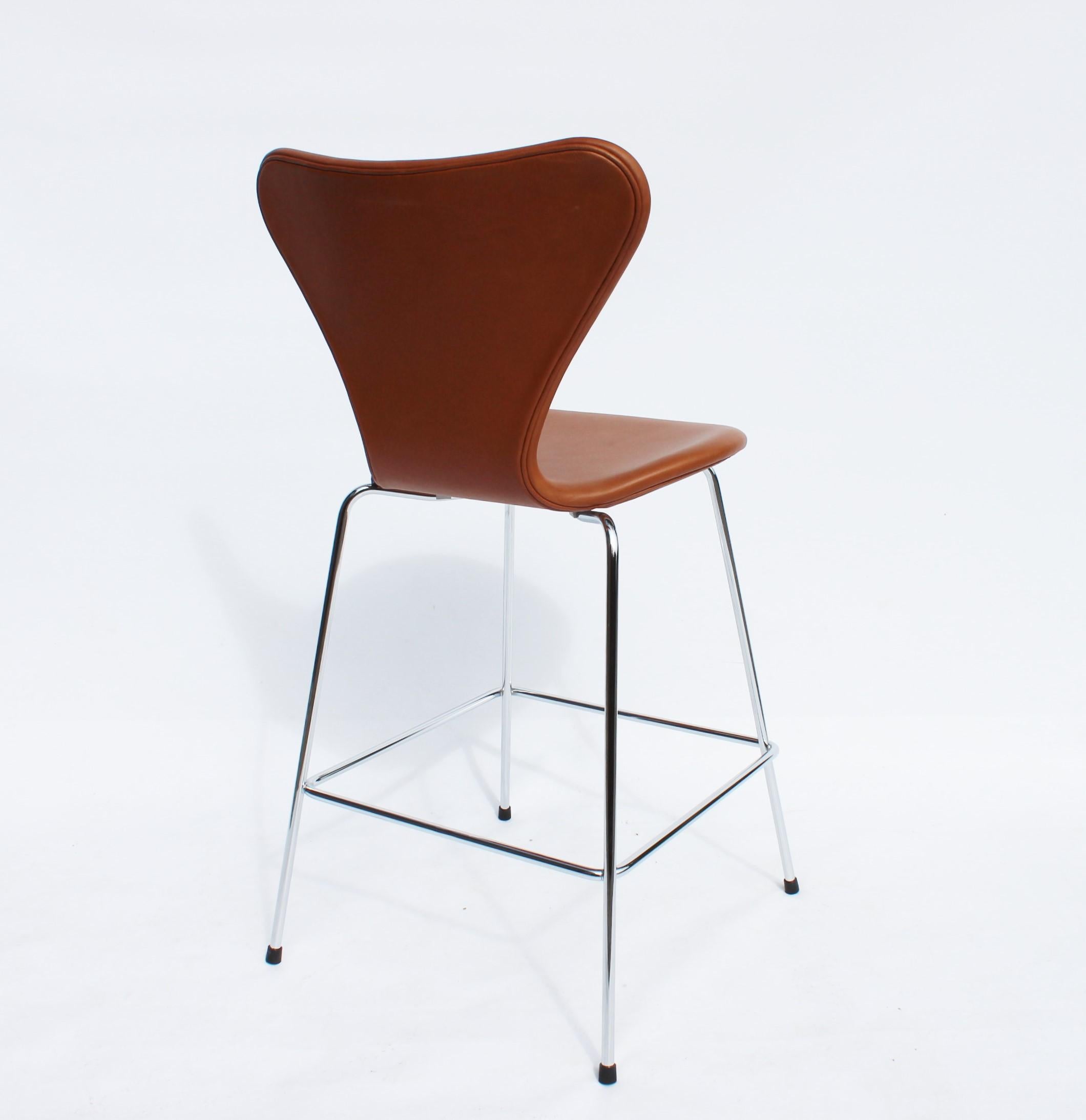 Mid-20th Century Pair of Seven Bar Stools, Model 3187, with Cognac Leather by Arne Jacobsen