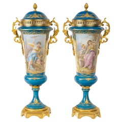 Paire de vases couverts en porcelaine de Sèvres et bronze doré, XIXe siècle.