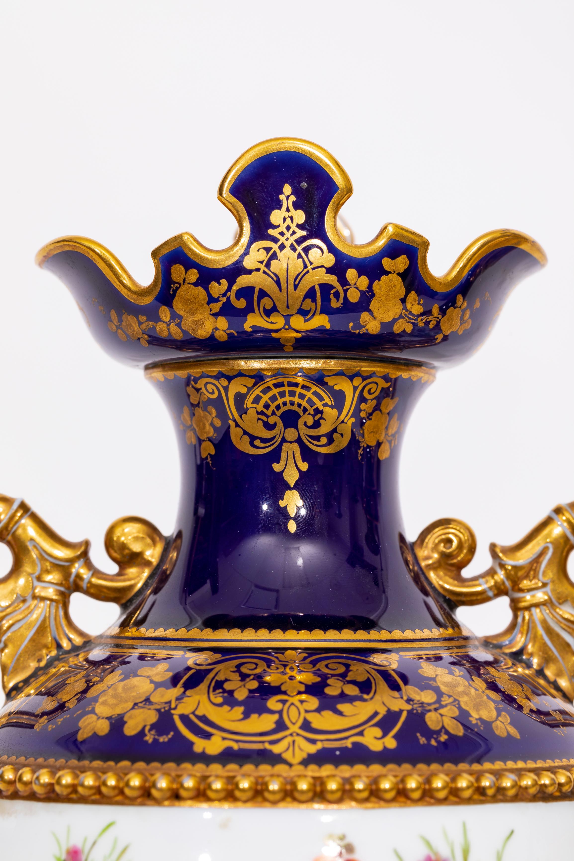 Paire de vases en porcelaine de Sèvres à fond bleu cobalt Adélaïde, 2eme Grandeur en vente 2