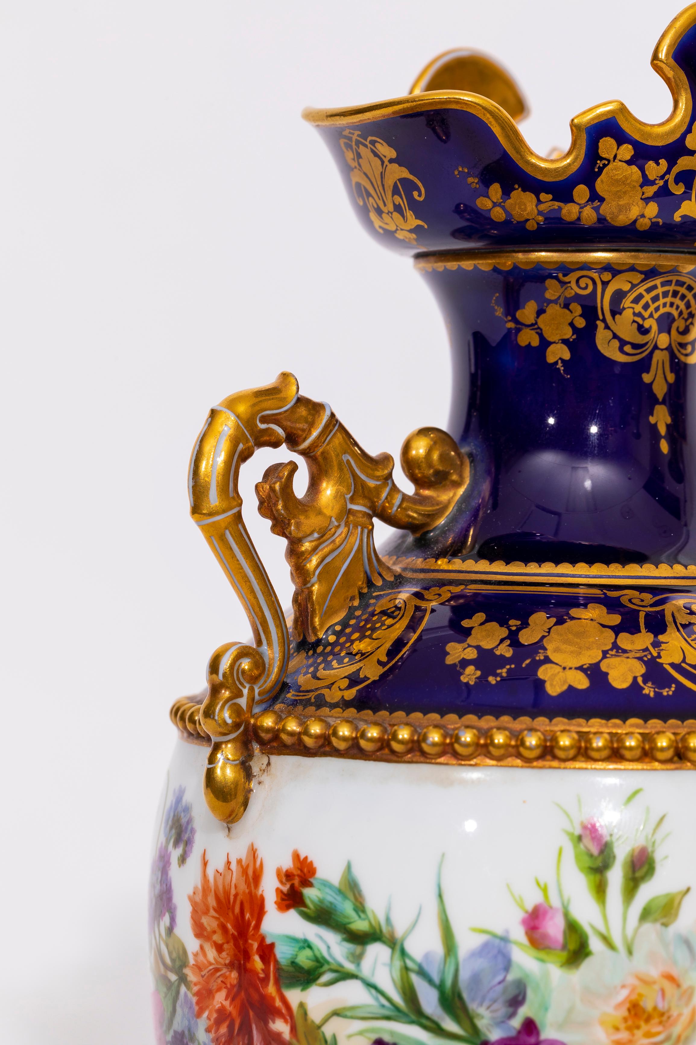 Paire de vases en porcelaine de Sèvres à fond bleu cobalt Adélaïde, 2eme Grandeur en vente 3