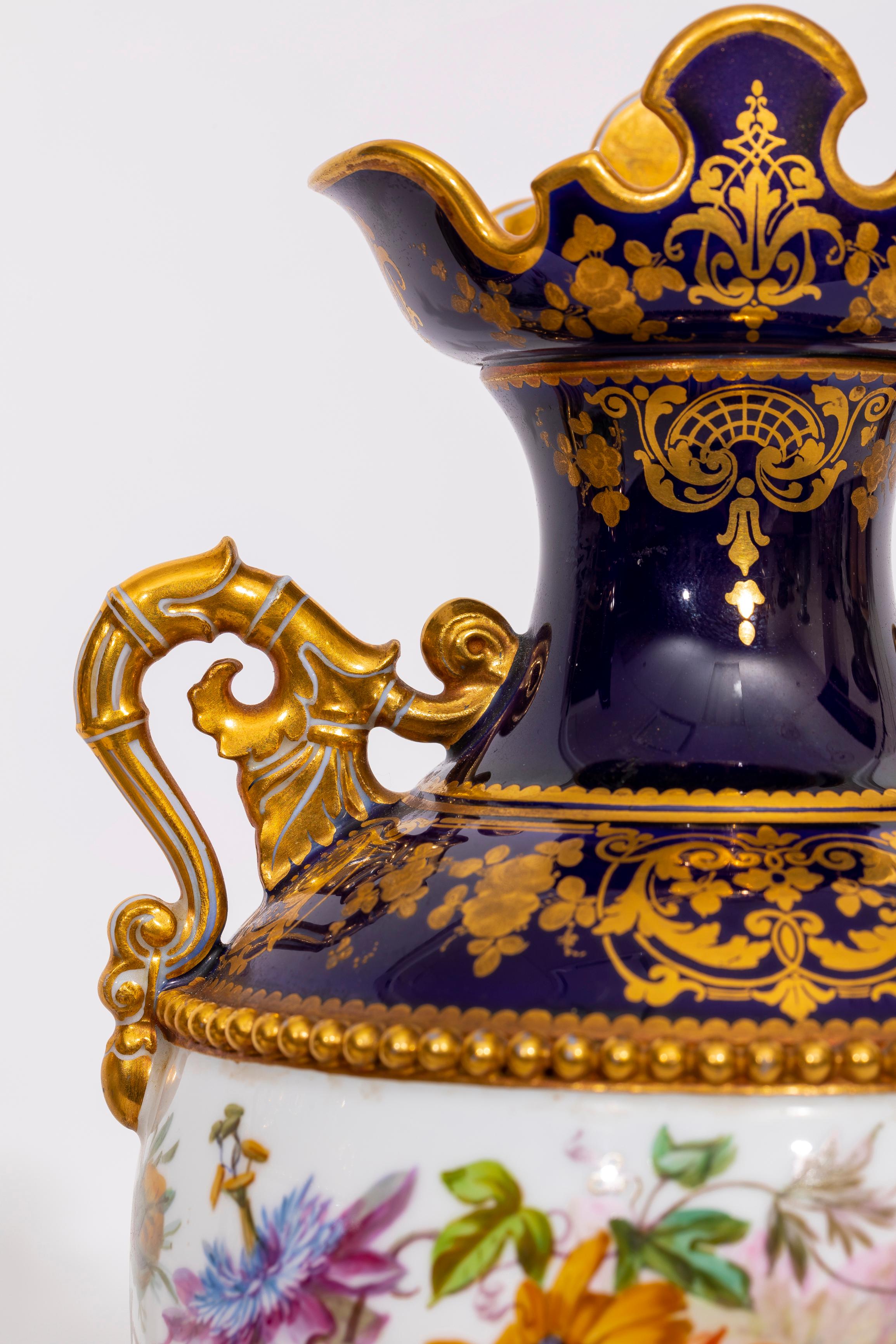 Paire de vases en porcelaine de Sèvres à fond bleu cobalt Adélaïde, 2eme Grandeur en vente 4