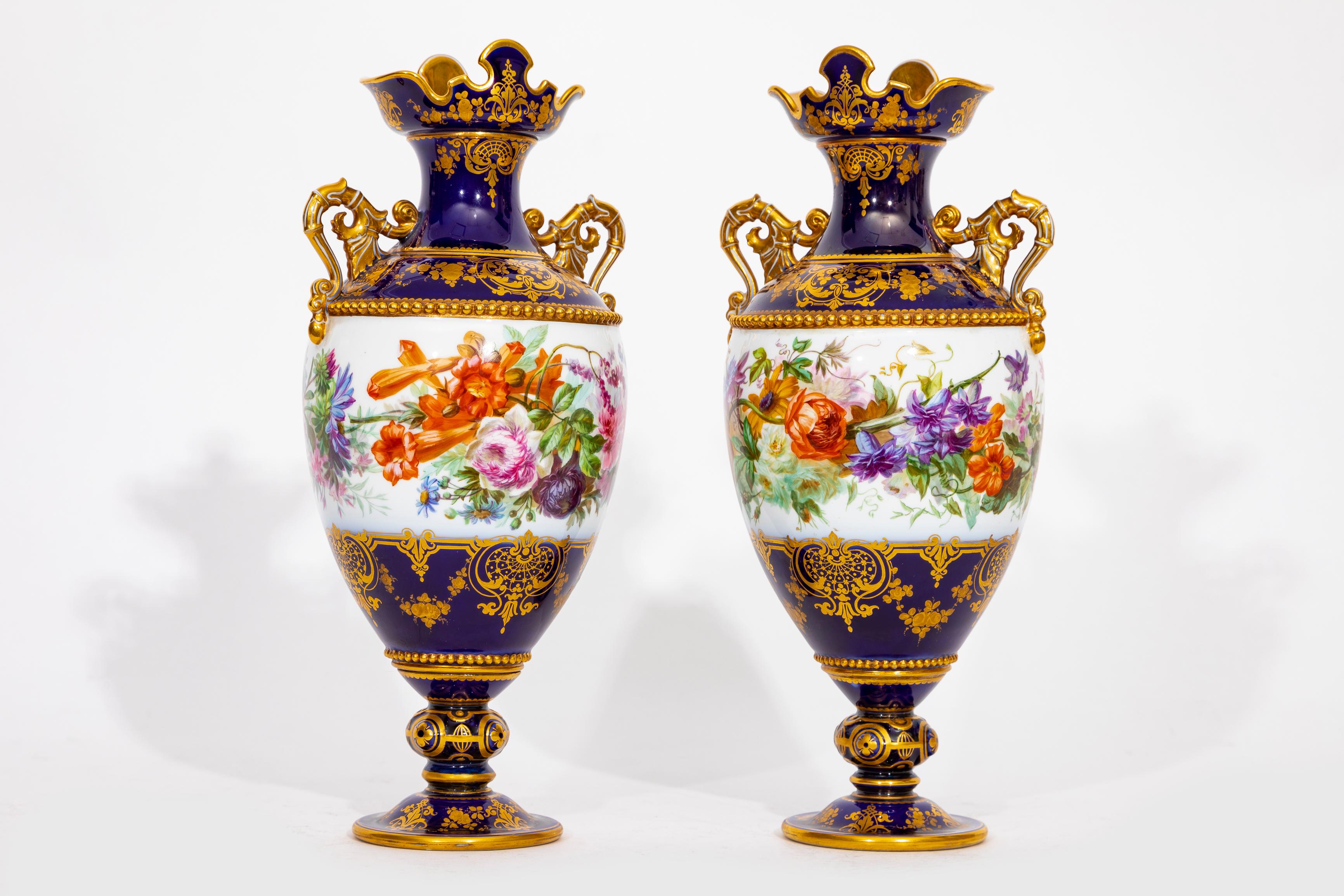 Paire incroyable et assez rare de vases en porcelaine de Sèvres à fond bleu cobalt Adélaïde, 2eme Grandeur ; 1843-1849, imprimé en vert S.49 vert imprimé S.49 pour 1849 sur le dessous de chaque socle, imprimé rouge de fer R.F. 49 décoration de la