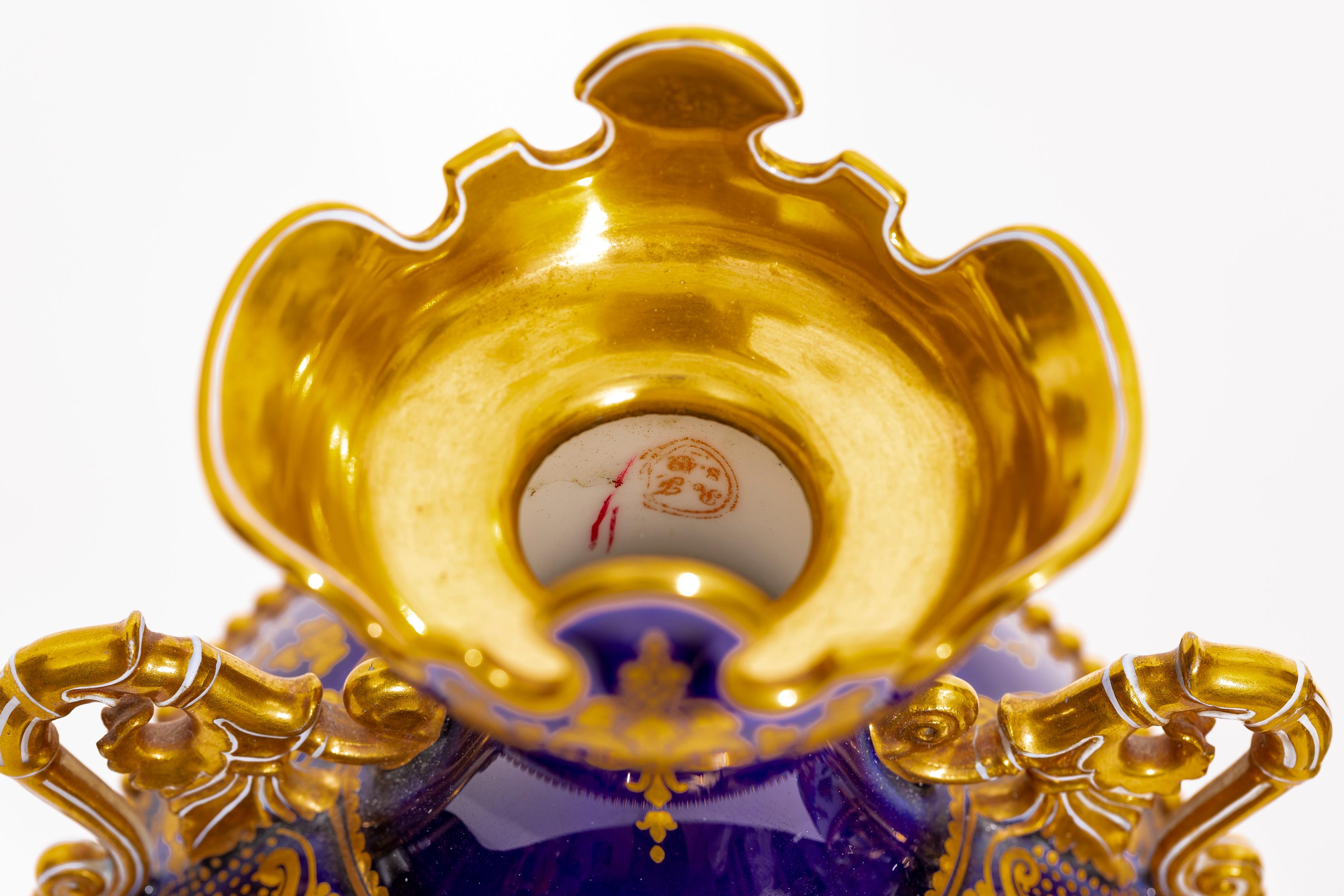 Paire de vases en porcelaine de Sèvres à fond bleu cobalt Adélaïde, 2eme Grandeur en vente 12