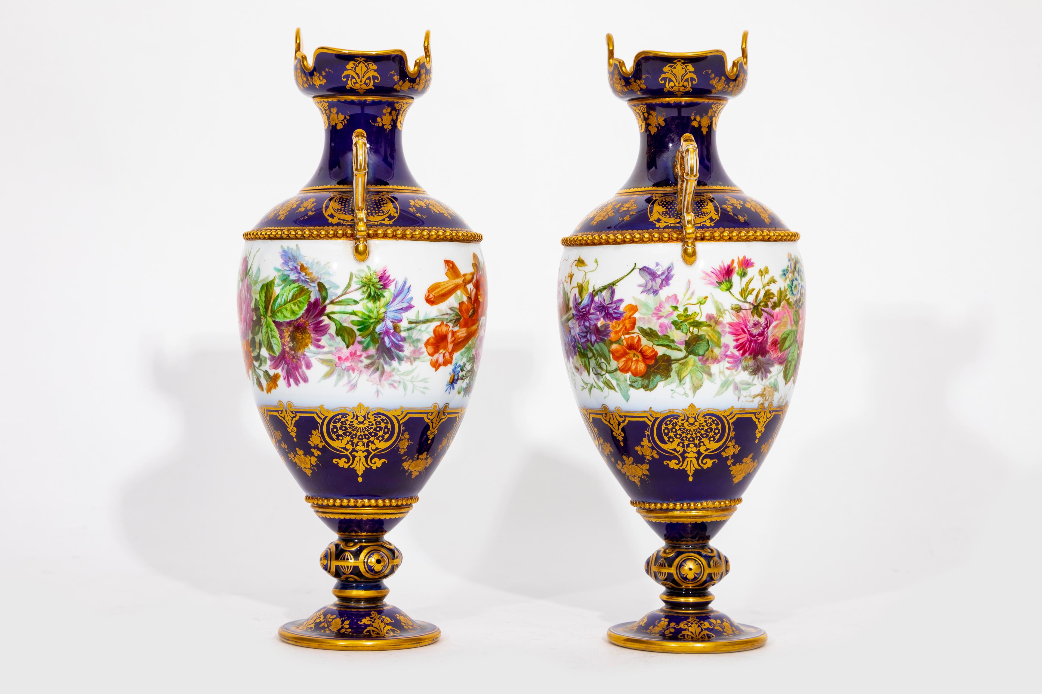 Louis XVI Paire de vases en porcelaine de Sèvres à fond bleu cobalt Adélaïde, 2eme Grandeur en vente