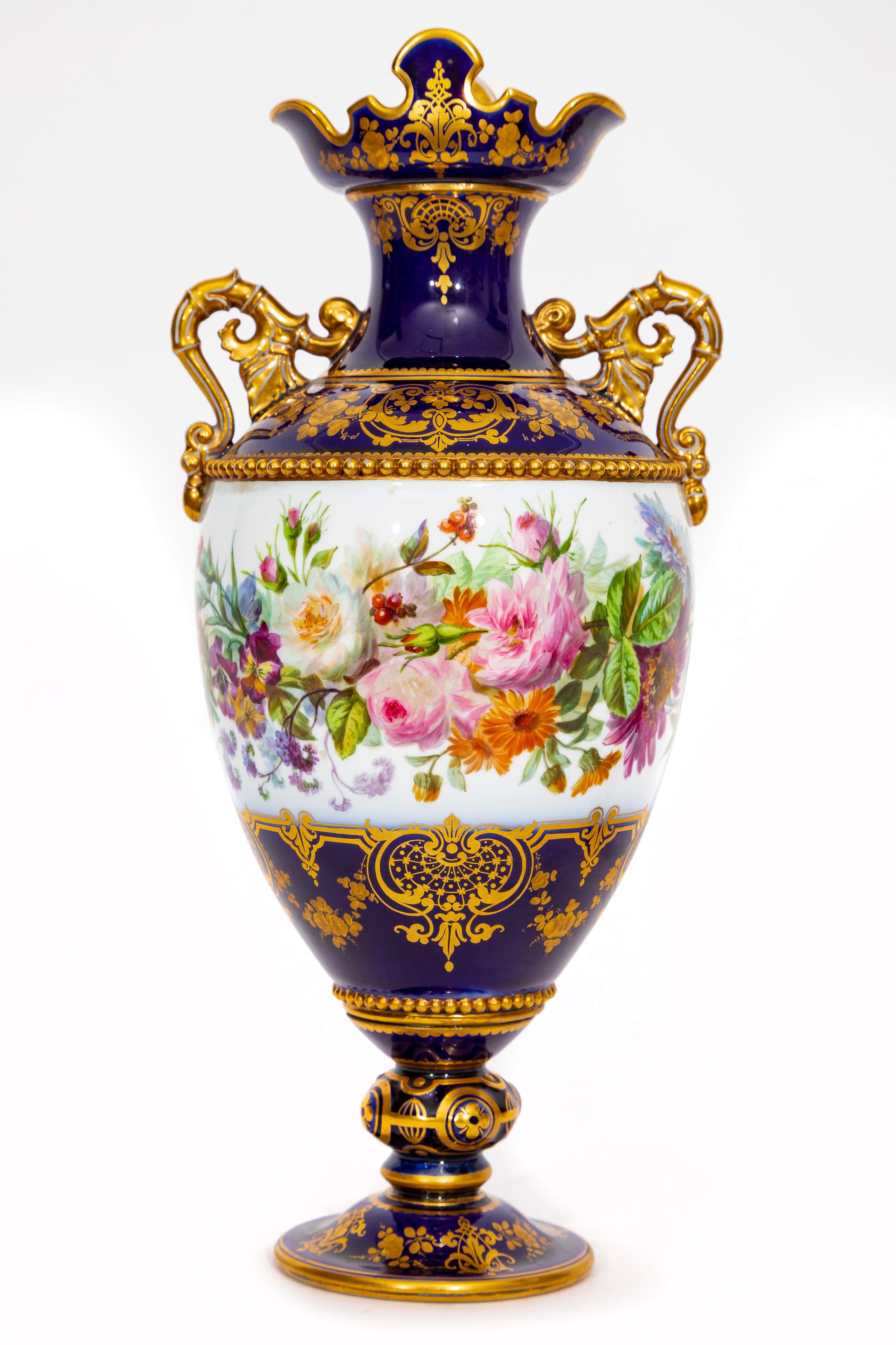 Doré Paire de vases en porcelaine de Sèvres à fond bleu cobalt Adélaïde, 2eme Grandeur en vente