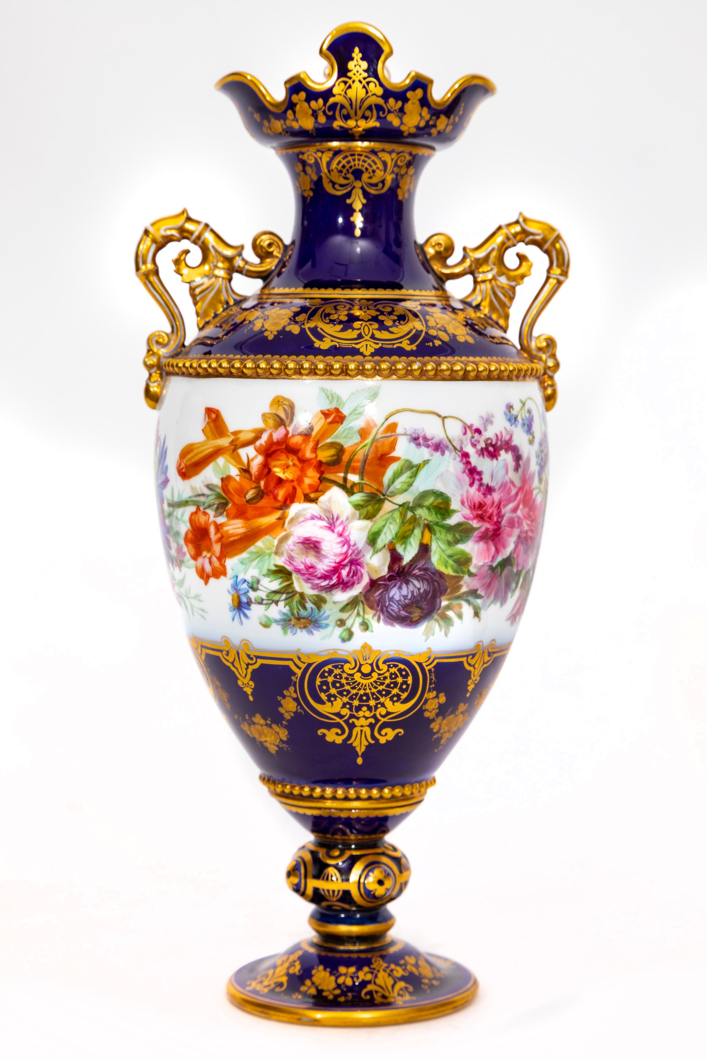 Paire de vases en porcelaine de Sèvres à fond bleu cobalt Adélaïde, 2eme Grandeur Bon état - En vente à New York, NY