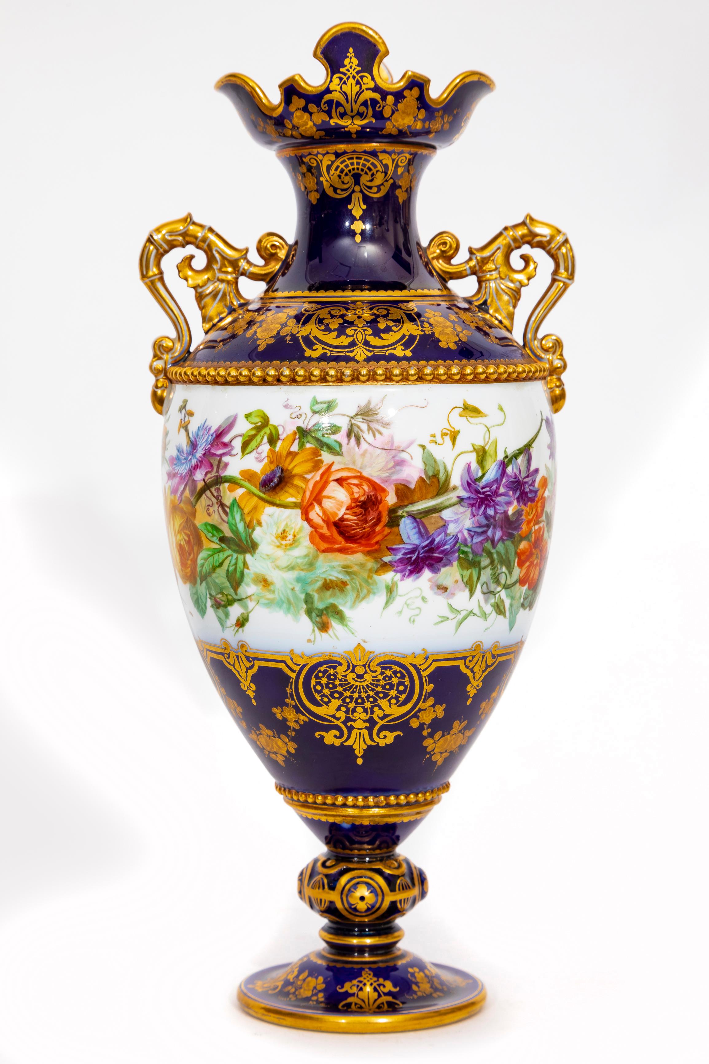 Porcelaine Paire de vases en porcelaine de Sèvres à fond bleu cobalt Adélaïde, 2eme Grandeur en vente