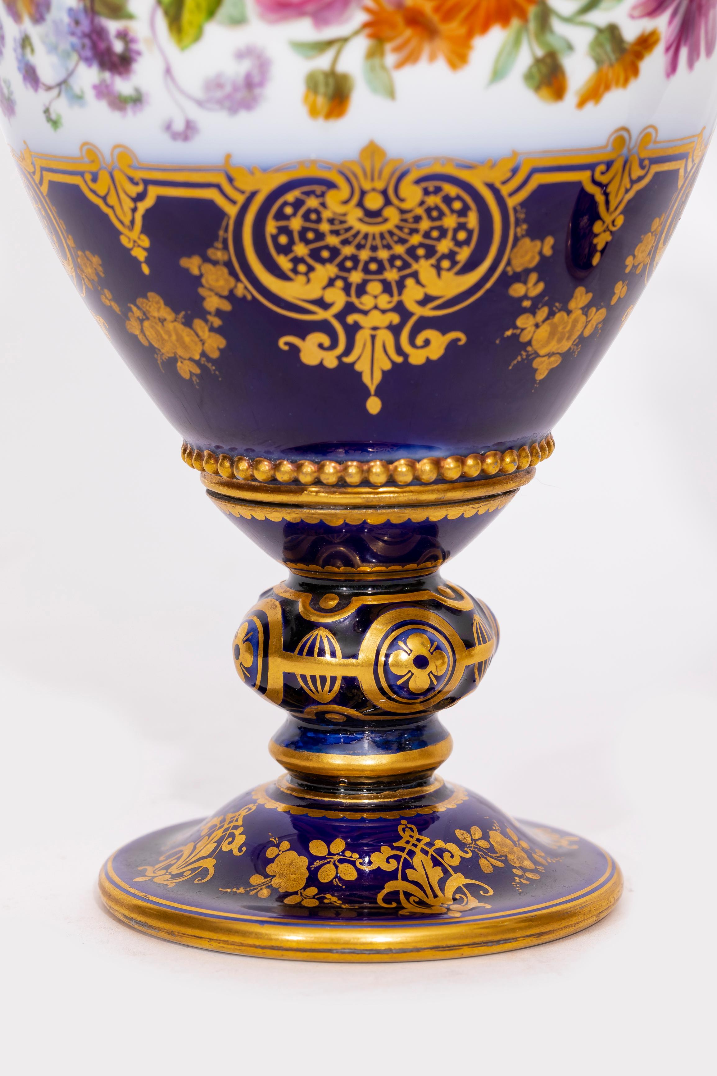 Paire de vases en porcelaine de Sèvres à fond bleu cobalt Adélaïde, 2eme Grandeur en vente 1