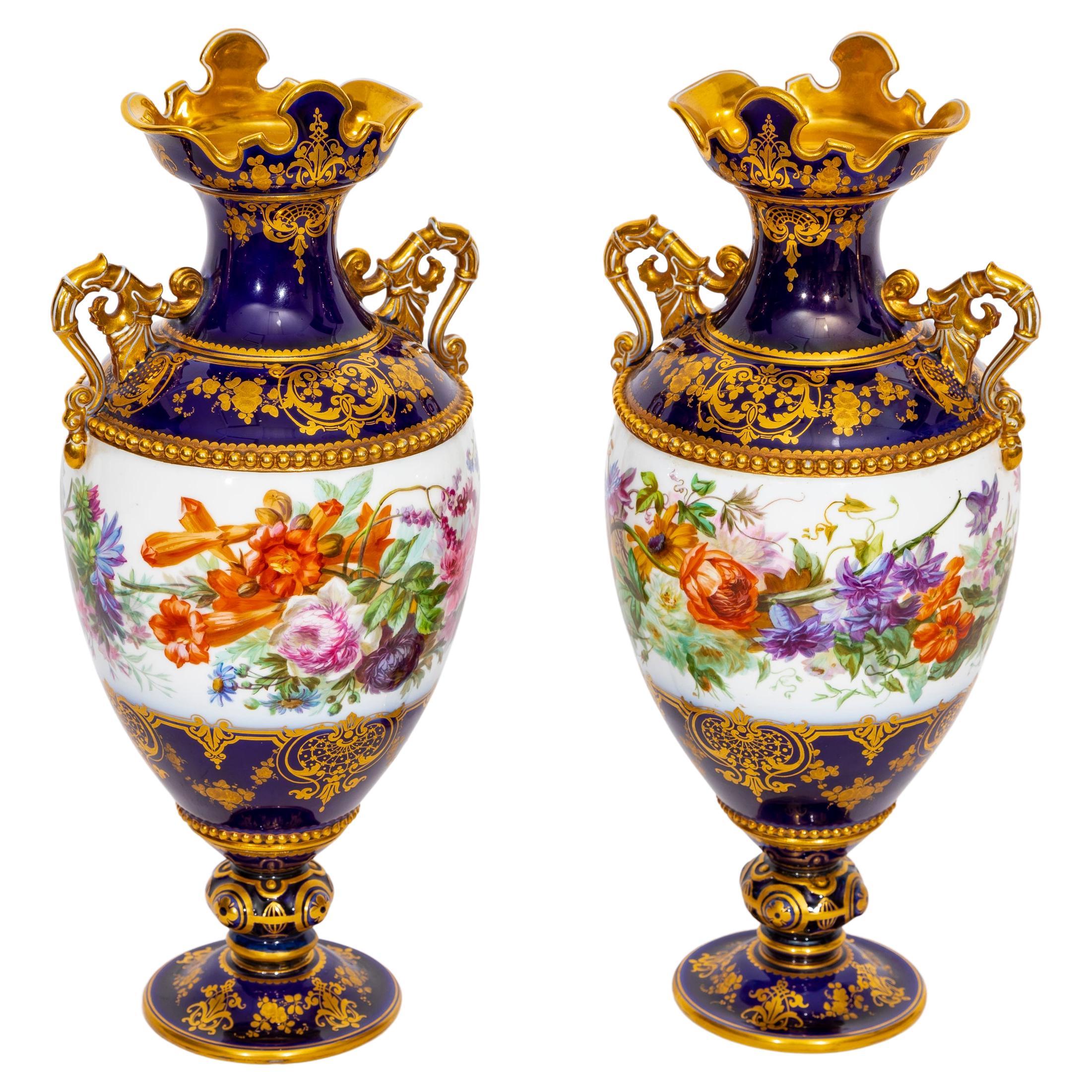 Paire de vases en porcelaine de Sèvres à fond bleu cobalt Adélaïde, 2eme Grandeur