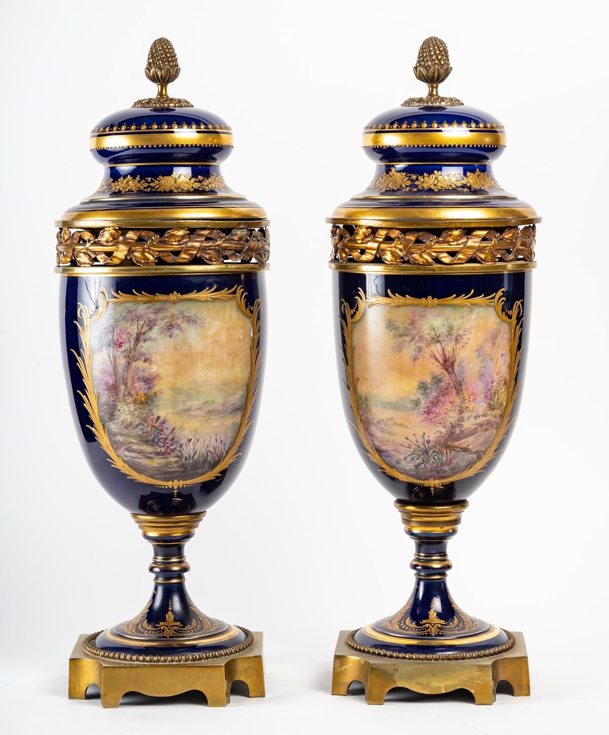 Pair of Sèvres Porcelain Covered Vases In Good Condition In Saint-Ouen, FR