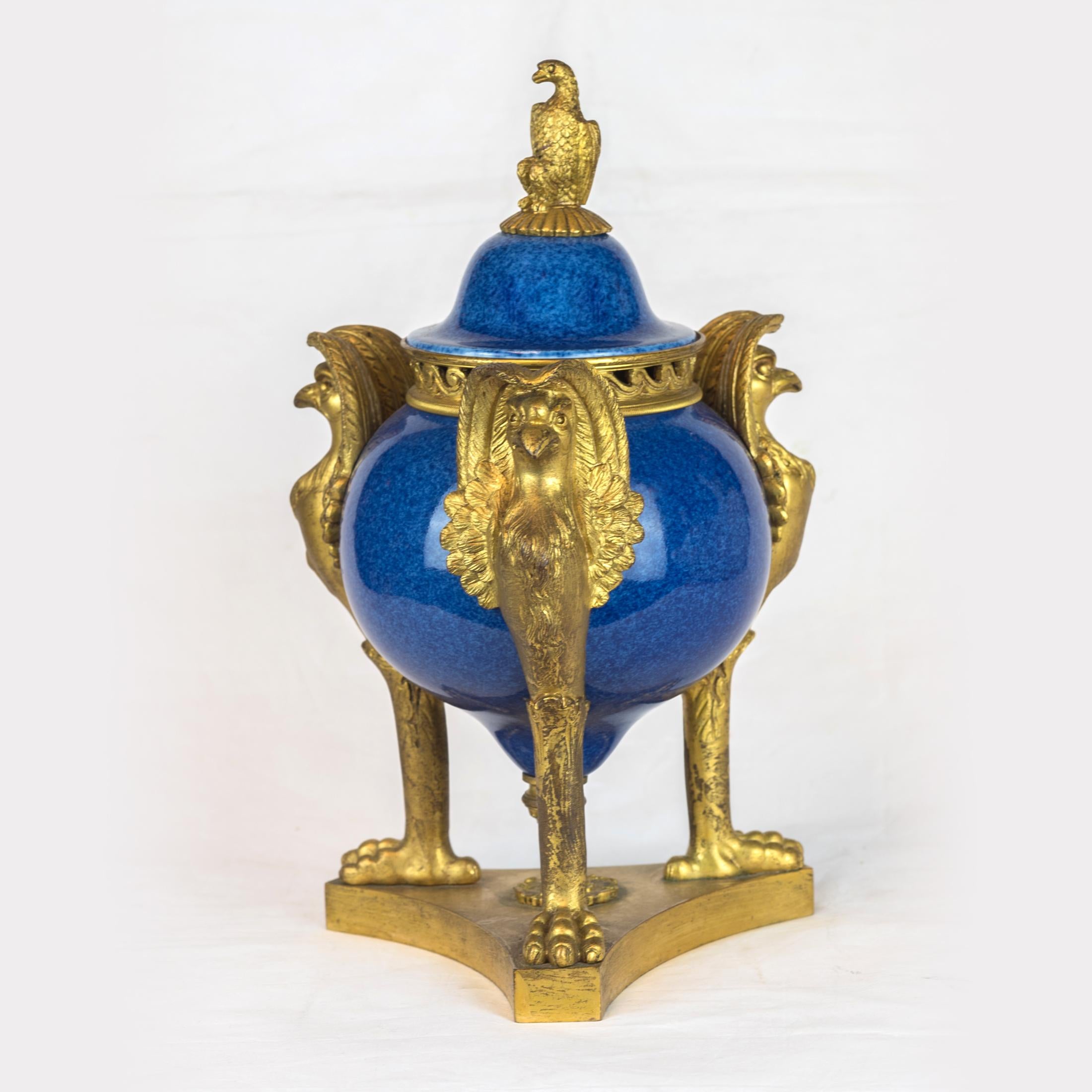 Francese Coppia di parfum Brule in stile Sèvres con montatura in blu di cobalto e ormolu in vendita