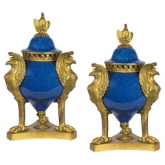 Paire de parfums Brule de style Sèvres, montés en bleu de cobalt et en bronze doré 