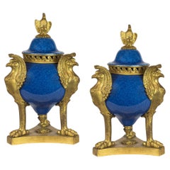 Paire de parfums Brule de style Sèvres, montés en bleu de cobalt et en bronze doré