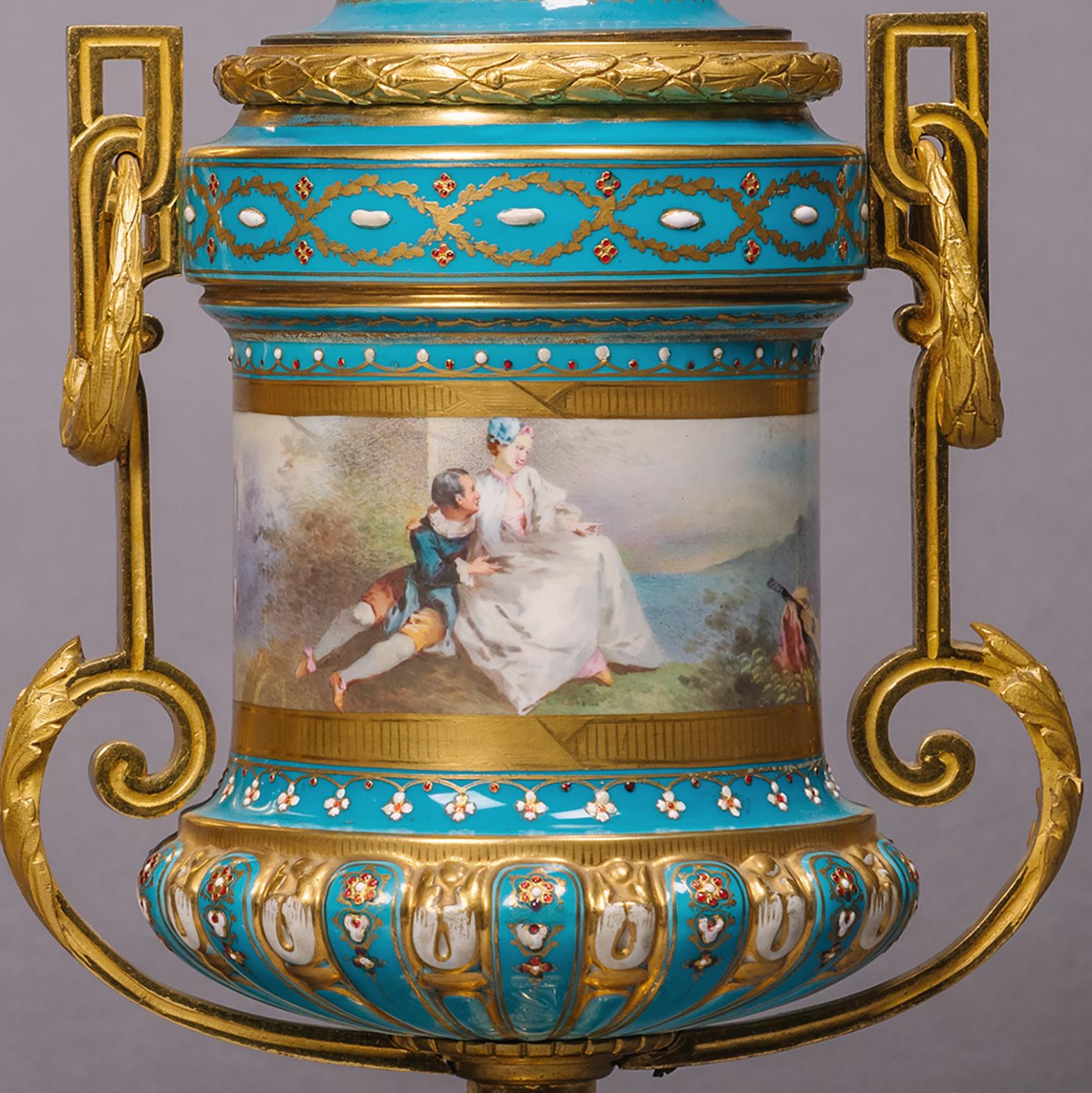 Luigi XVI Coppia di vasi in porcellana montati in bronzo dorato in stile Sèvres in vendita