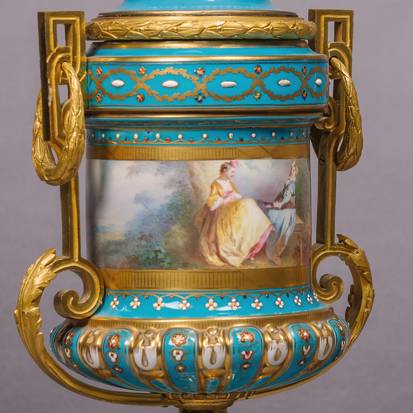 Francese Coppia di vasi in porcellana montati in bronzo dorato in stile Sèvres in vendita