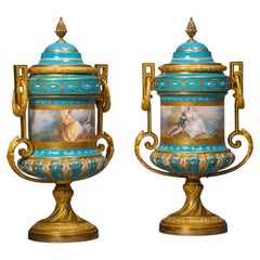 Coppia di vasi in porcellana montati in bronzo dorato in stile Sèvres