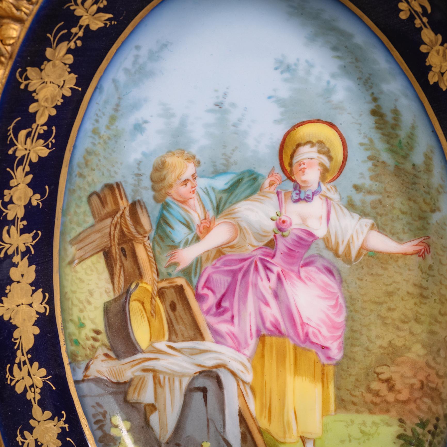 Pareja de Platos Ovalados de Porcelana Estilo Sèvres Montados como Apliques. 

Reverso con marcas espurias Chateau des Tuileries y sello S.37 en azul Sèvres 1844