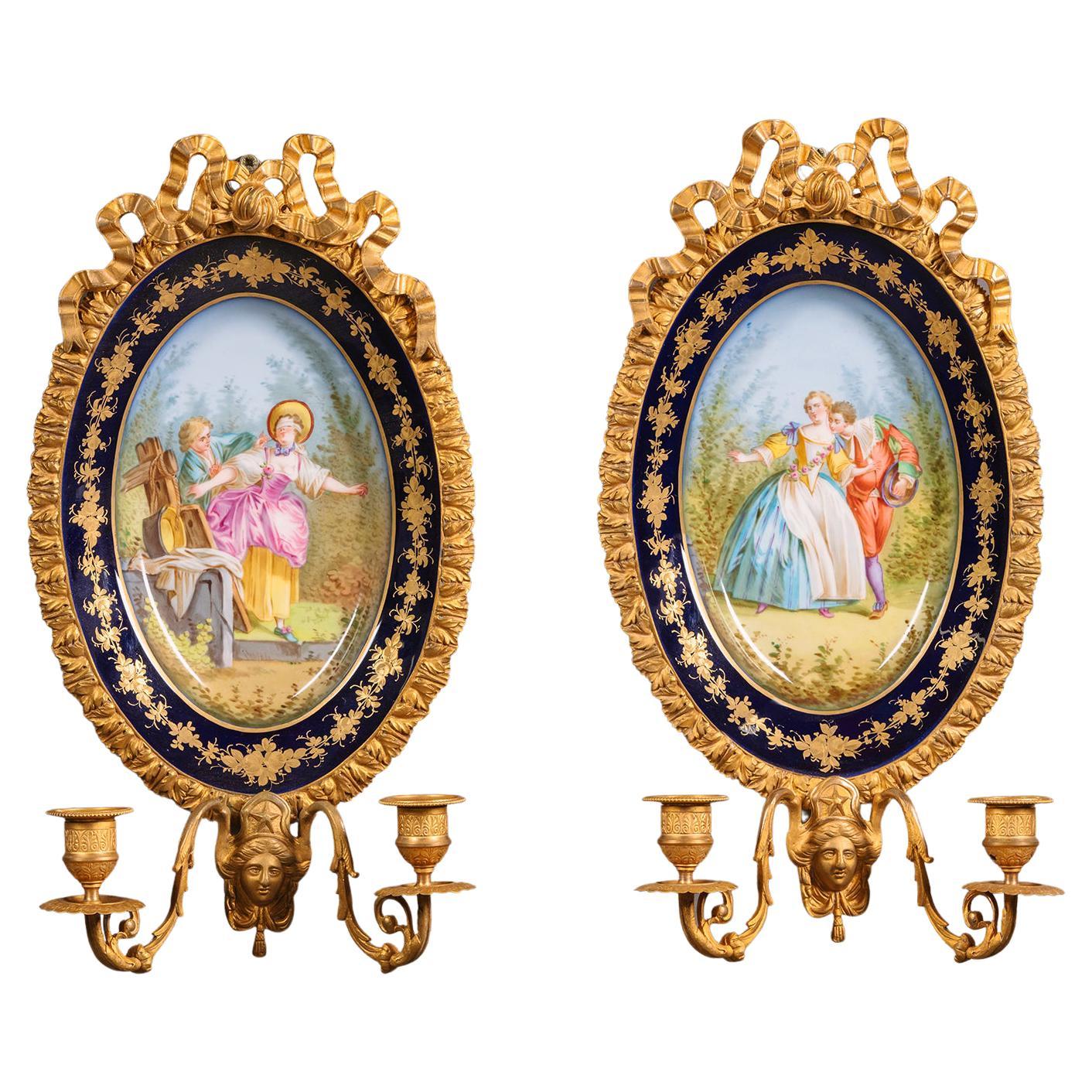 Paire de plats ovales en porcelaine de style Svres montés en appliques