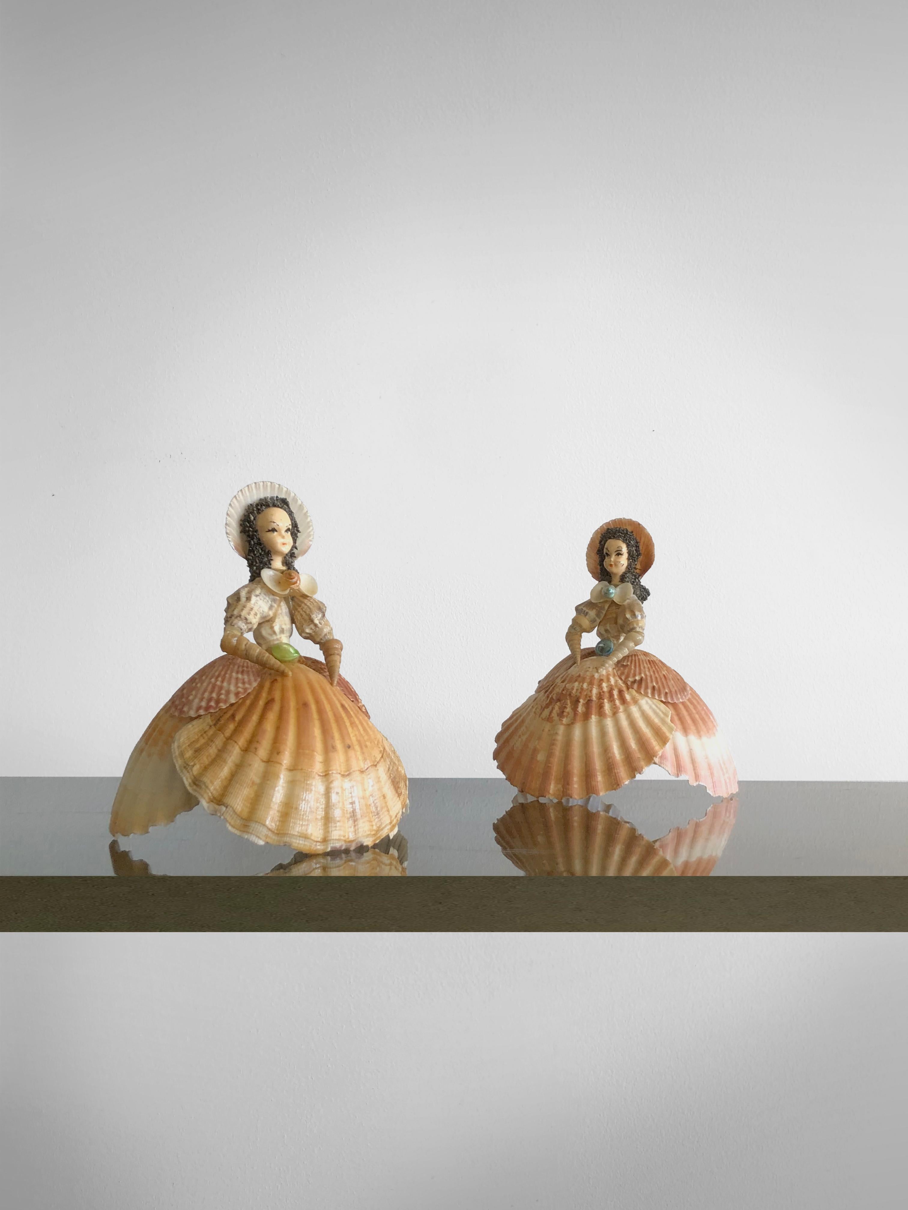 A pair of magnificent shell sculptures representing two ladies or princesses from the grand siècle, with subtle details, a hippie creation from the 1970s, anonymous artist, France 1970.