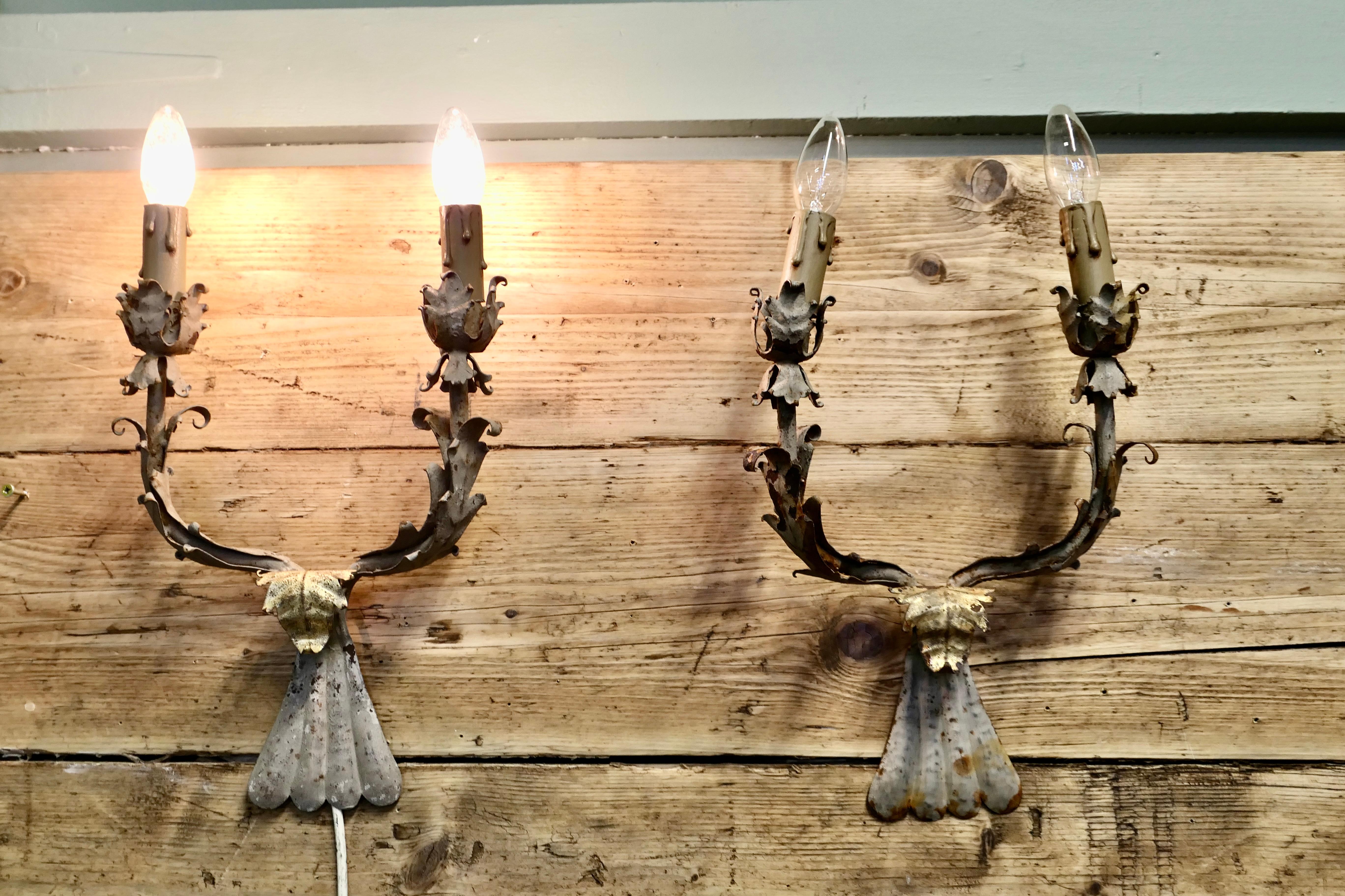 Ein Paar Shabby Chic Toleware-Leuchten  Diese sind sehr attraktives Paar (Arts and Crafts) im Angebot