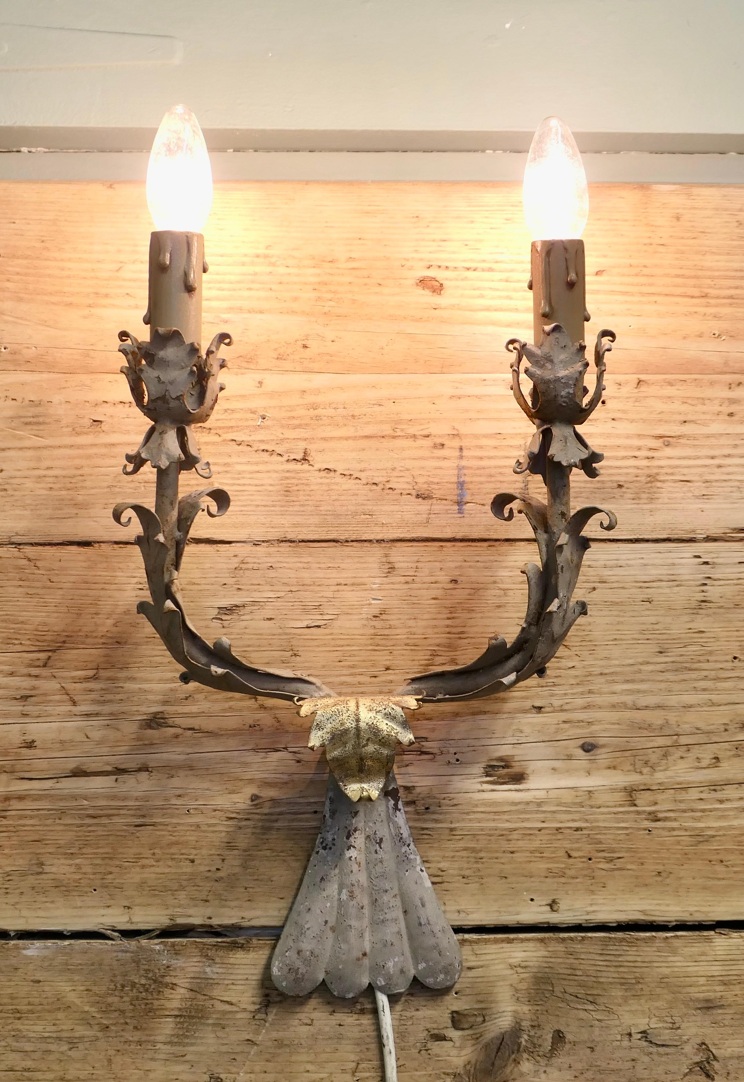 Ein Paar Shabby Chic Toleware-Leuchten  Diese sind sehr attraktives Paar im Zustand „Gut“ im Angebot in Godshill, Isle of Wight