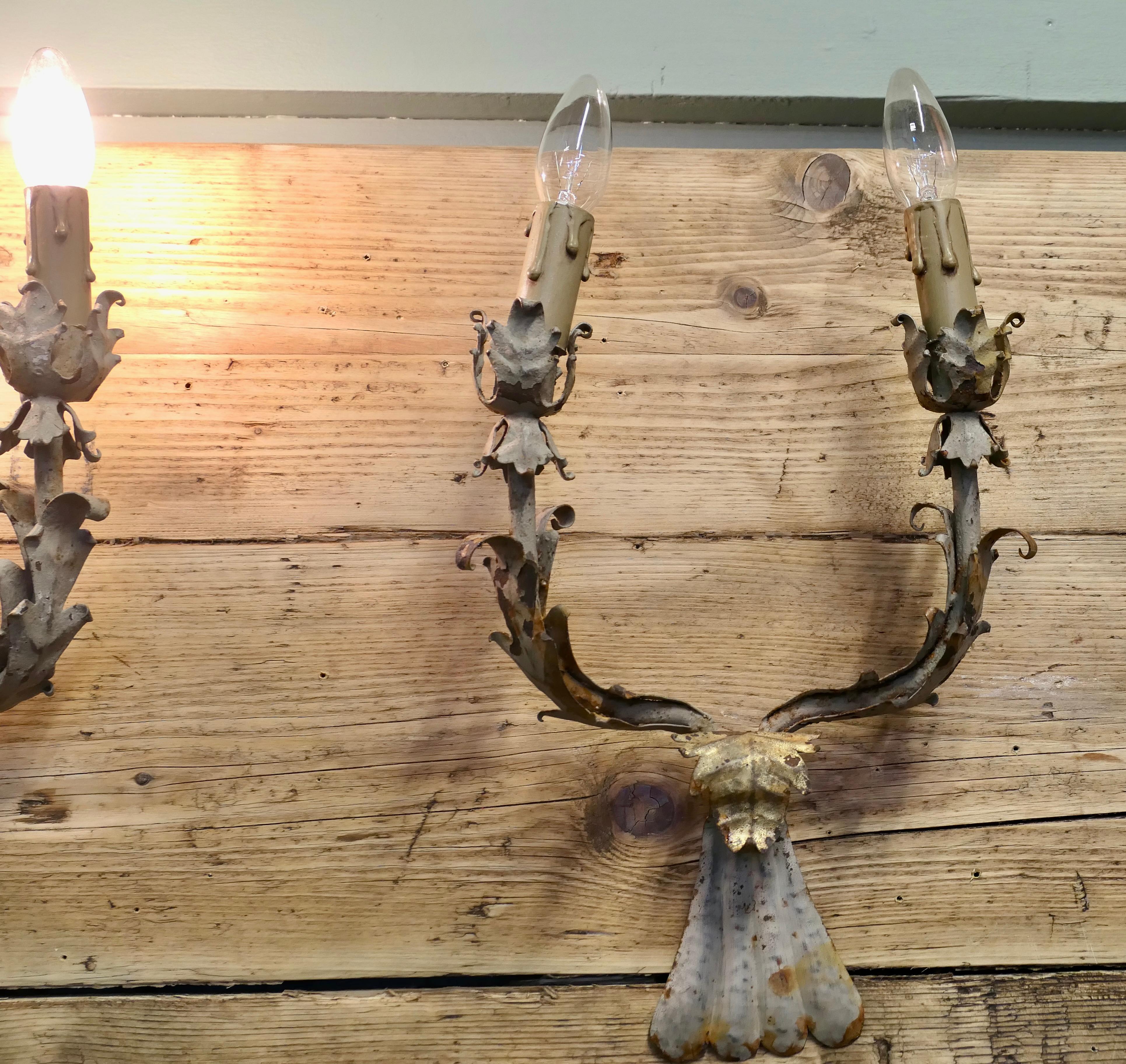 Ein Paar Shabby Chic Toleware-Leuchten  Diese sind sehr attraktives Paar (Mitte des 20. Jahrhunderts) im Angebot