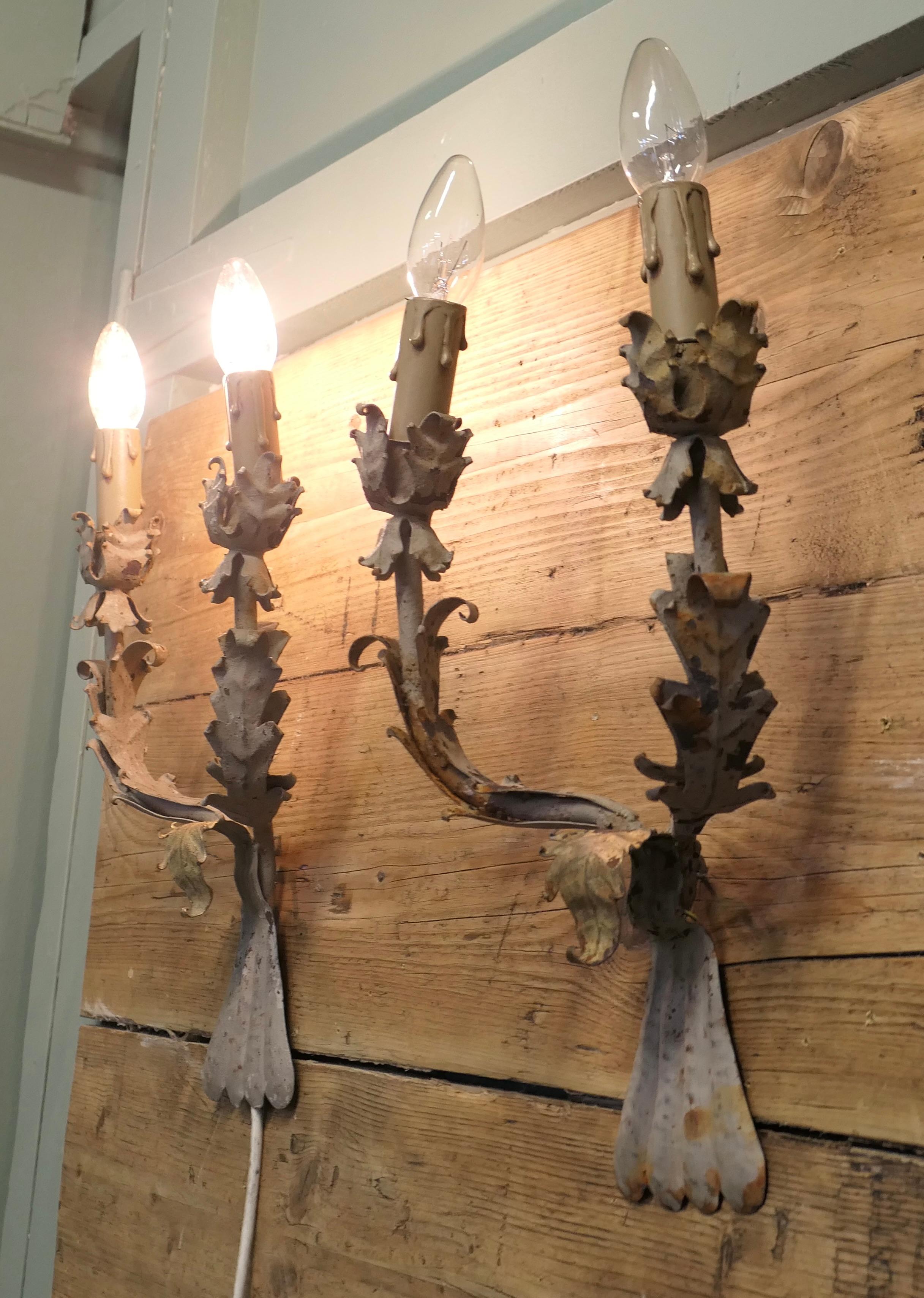 Ein Paar Shabby Chic Toleware-Leuchten  Diese sind sehr attraktives Paar (Zinn) im Angebot