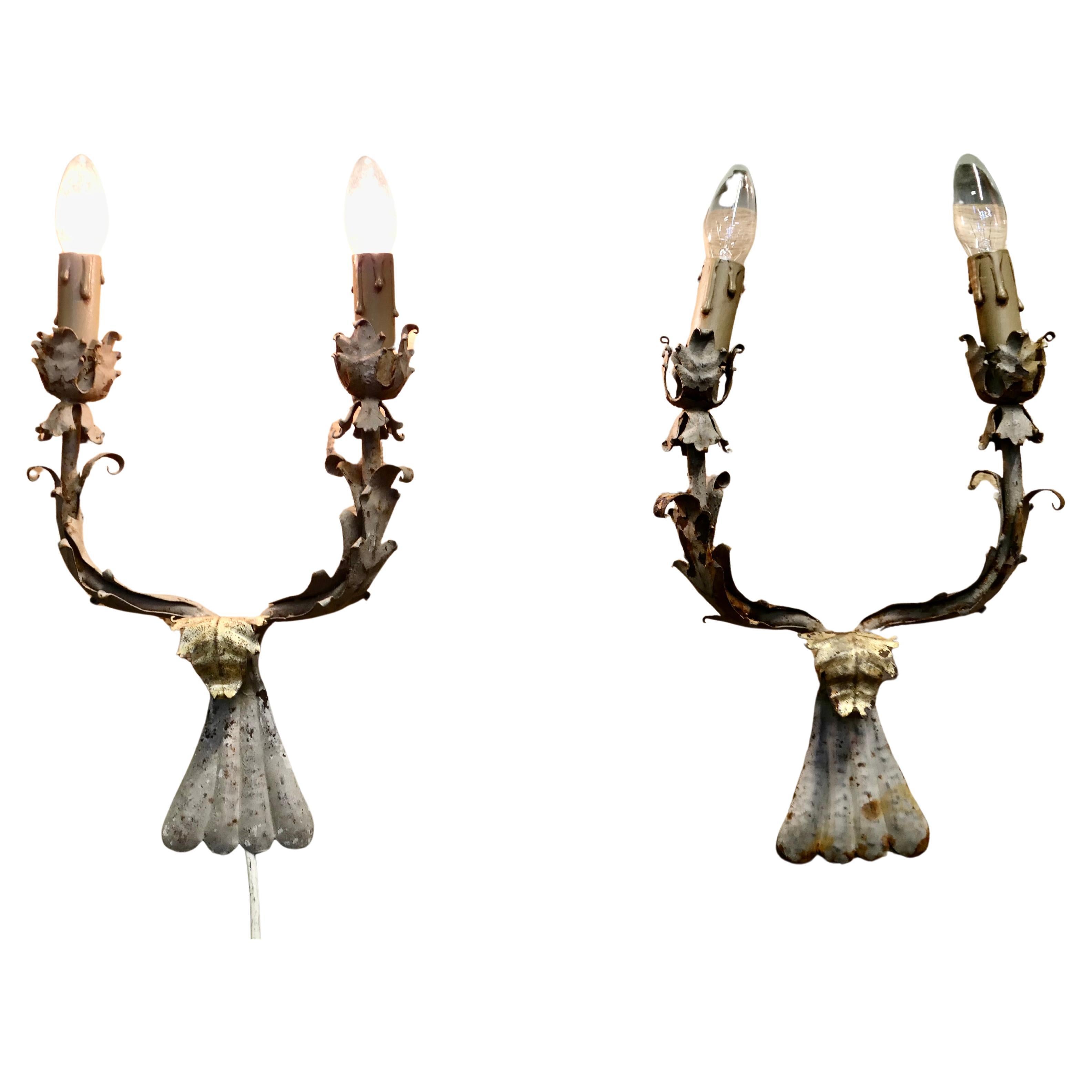 Ein Paar Shabby Chic Toleware-Leuchten  Diese sind sehr attraktives Paar im Angebot
