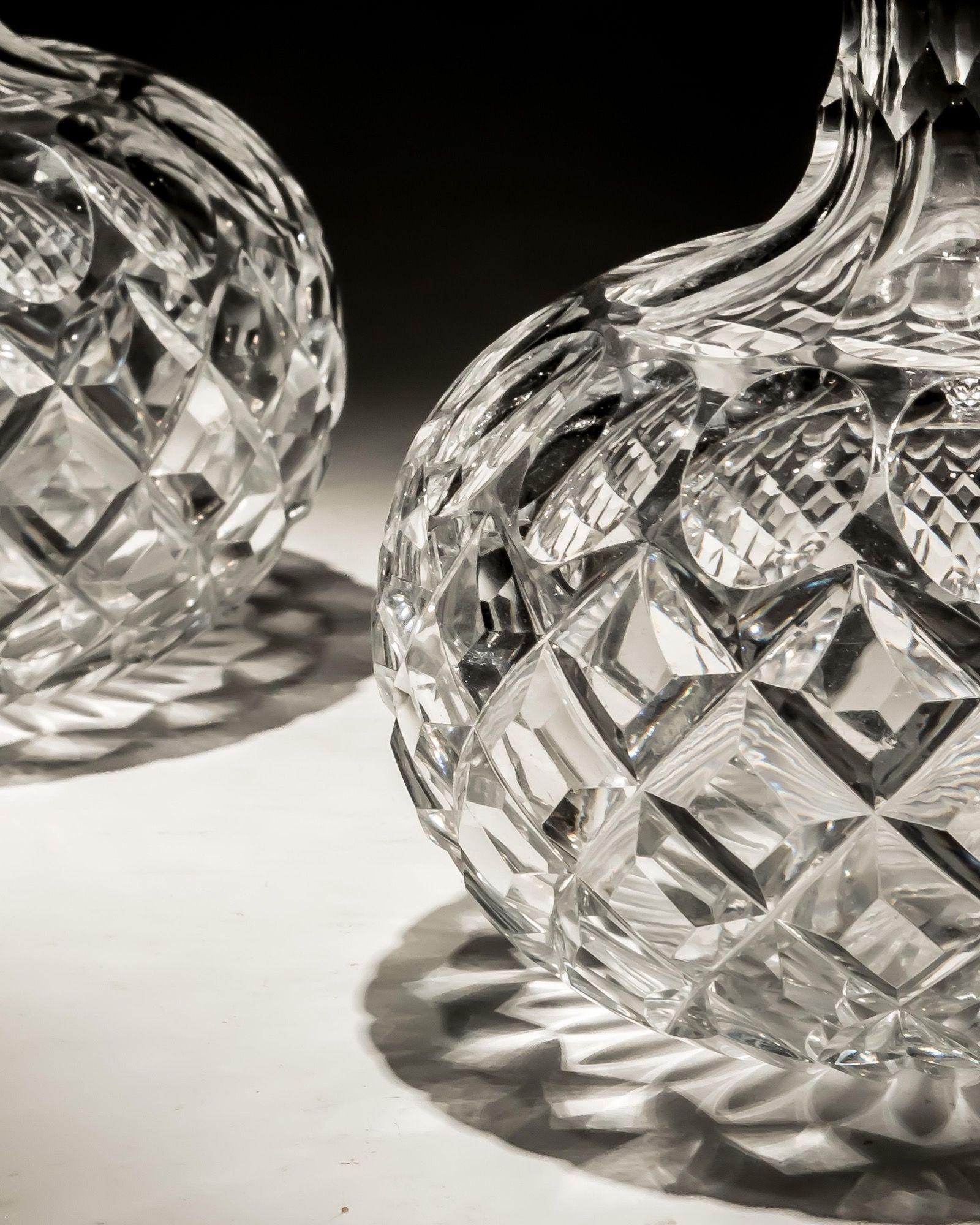 Coppia di decantatori vittoriani a fusto e globo piatto con taglio a diamante e tappi sfaccettati.
Inghilterra, circa 1870.
Altezza: 29,5 cm (11 1/2