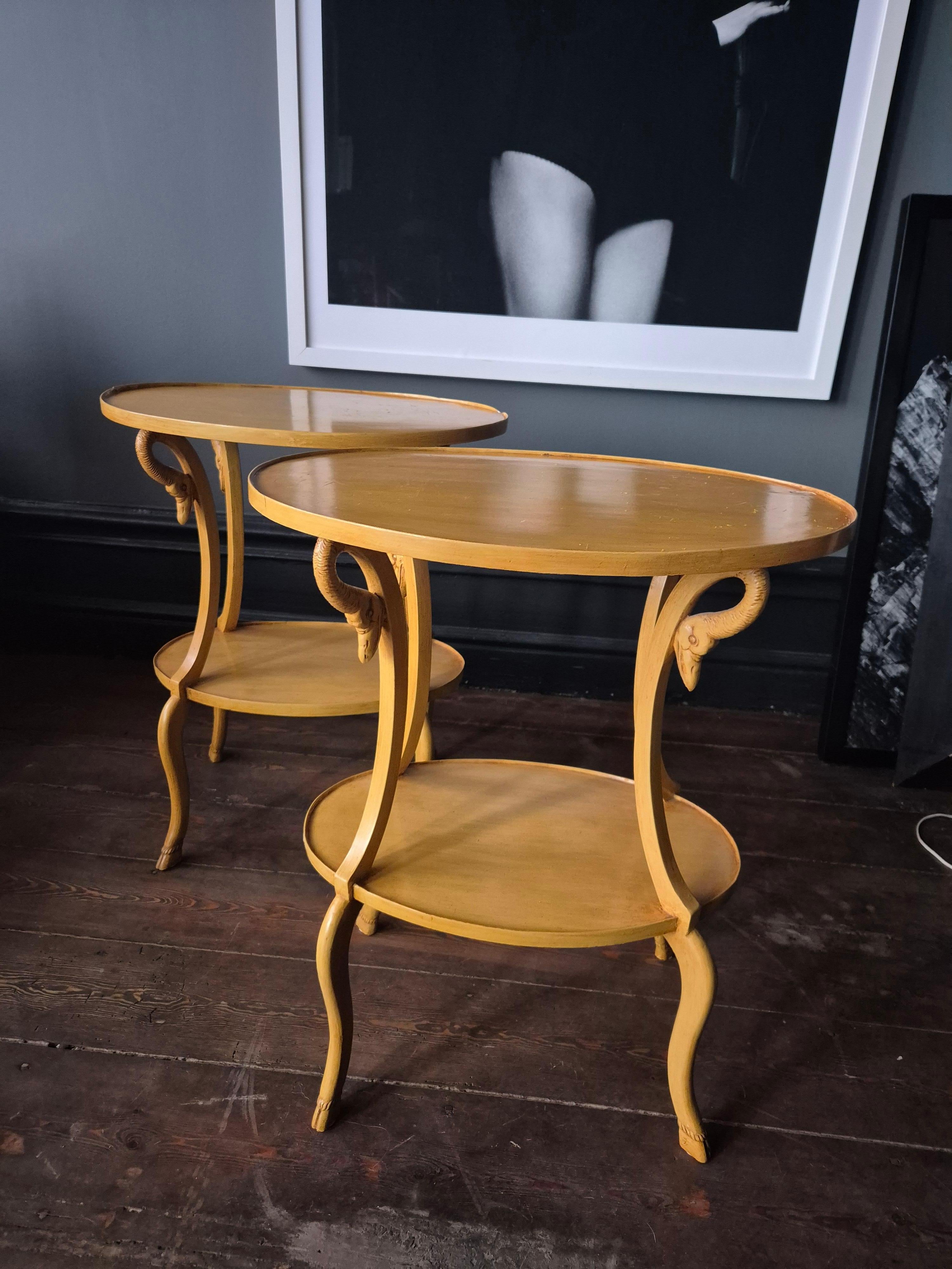 A pair of oval-shaped bed- / sidetables with decor of swans. Empire Style, Italy mid-1900s.

Marked: Made in Italy. Painted yellow by previous owner, most likely during the 70s. Nice patina, some loss of color. 