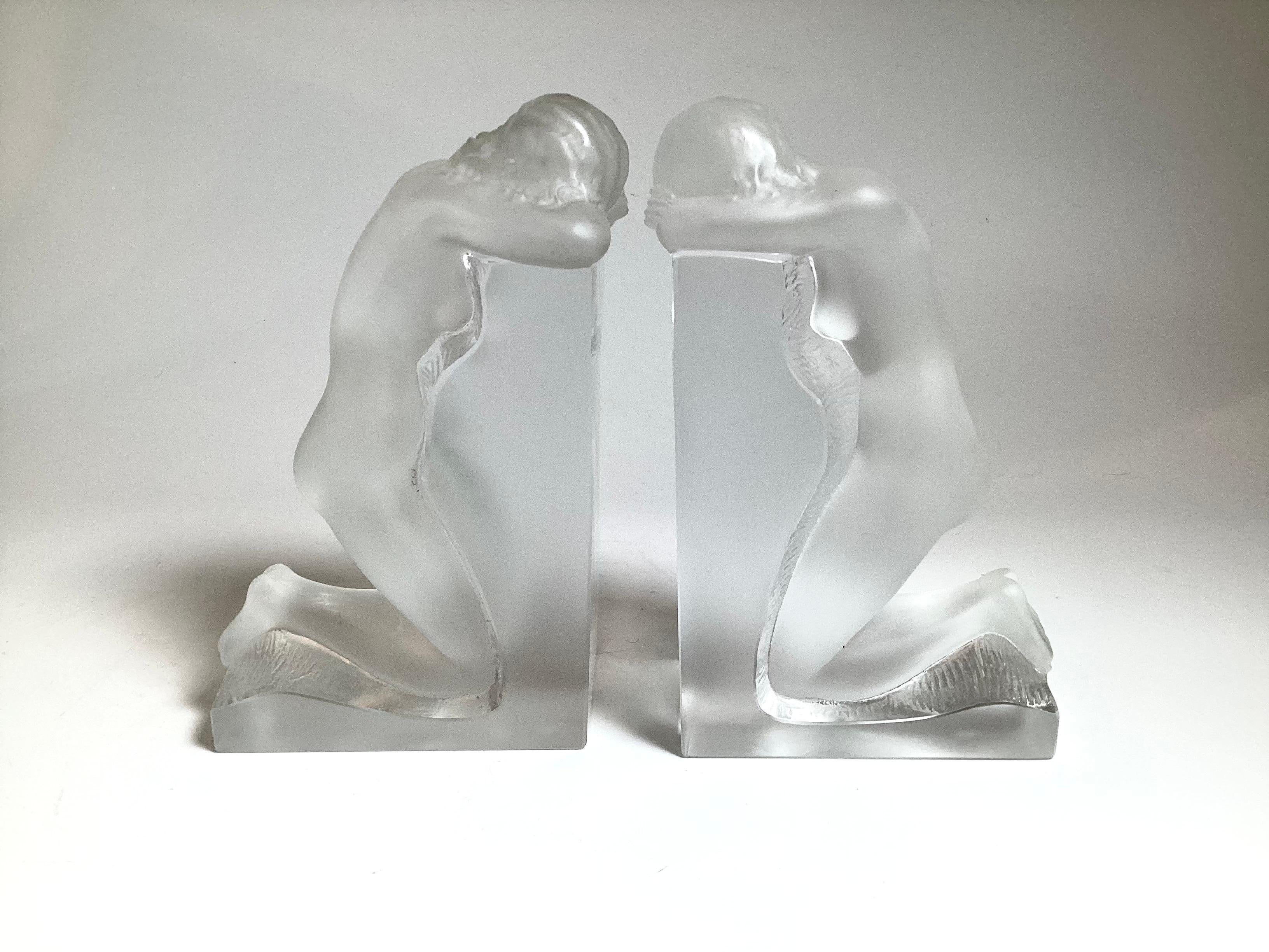 Impresionante par de sujetalibros de época Art Decó Lalique con figuras desnudas.  