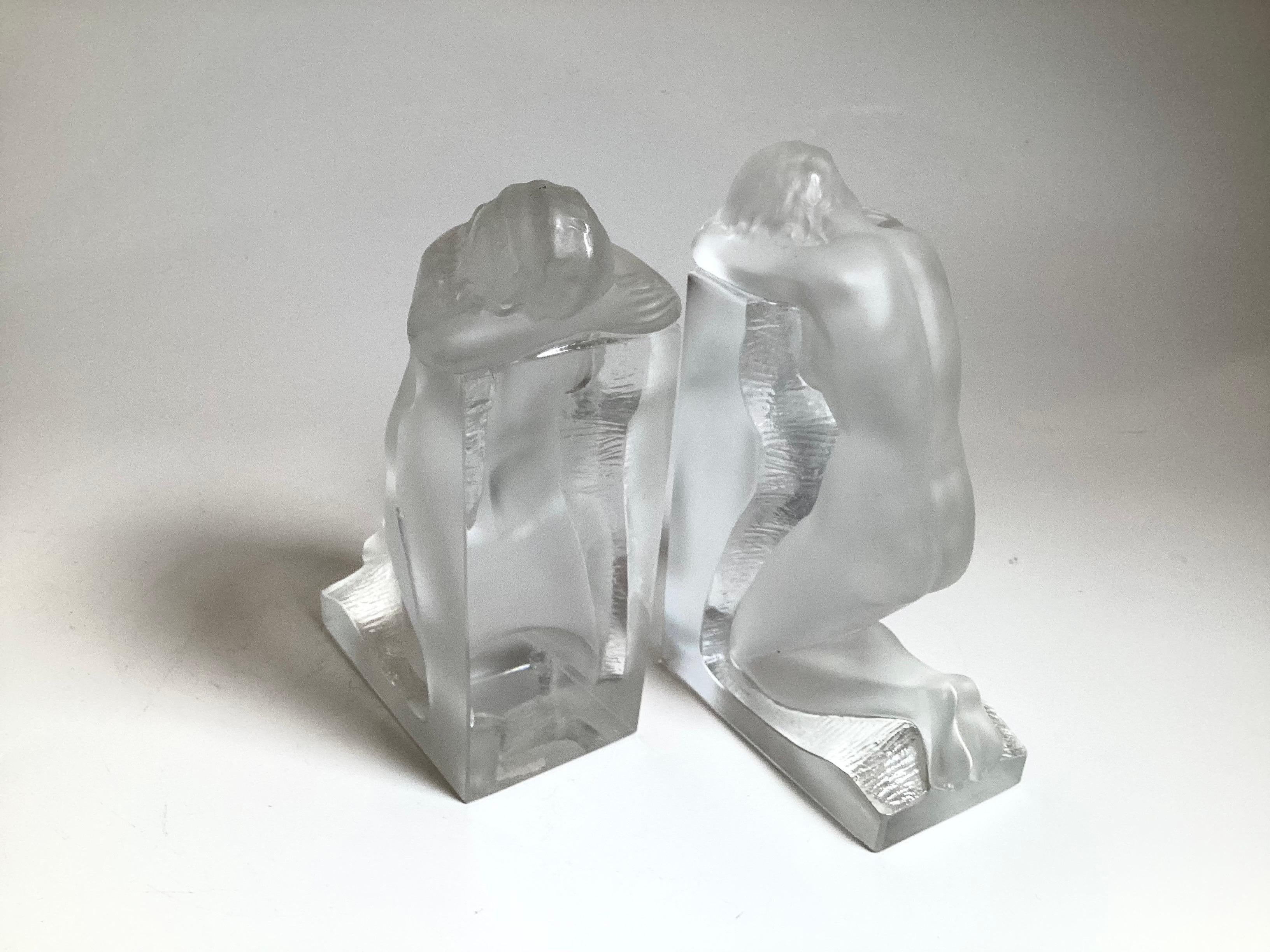 Pareja de Sujetalibros Figurados Desnudos de Cristal de Lalique Firmados, Art Decó Años 30 Escarchado en venta