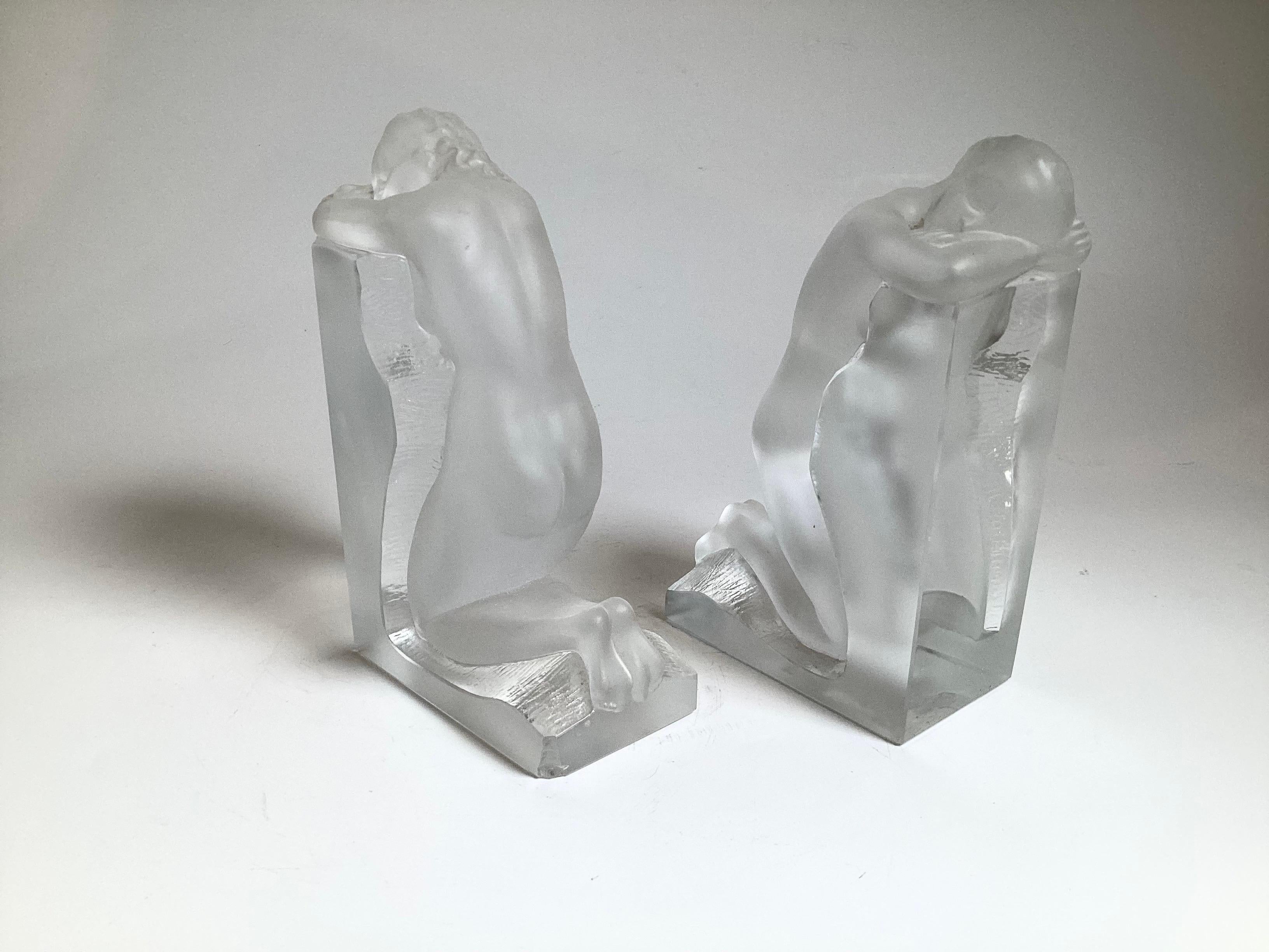 Pareja de Sujetalibros Figurados Desnudos de Cristal de Lalique Firmados, Art Decó Años 30 en Bueno estado para la venta en Lambertville, NJ