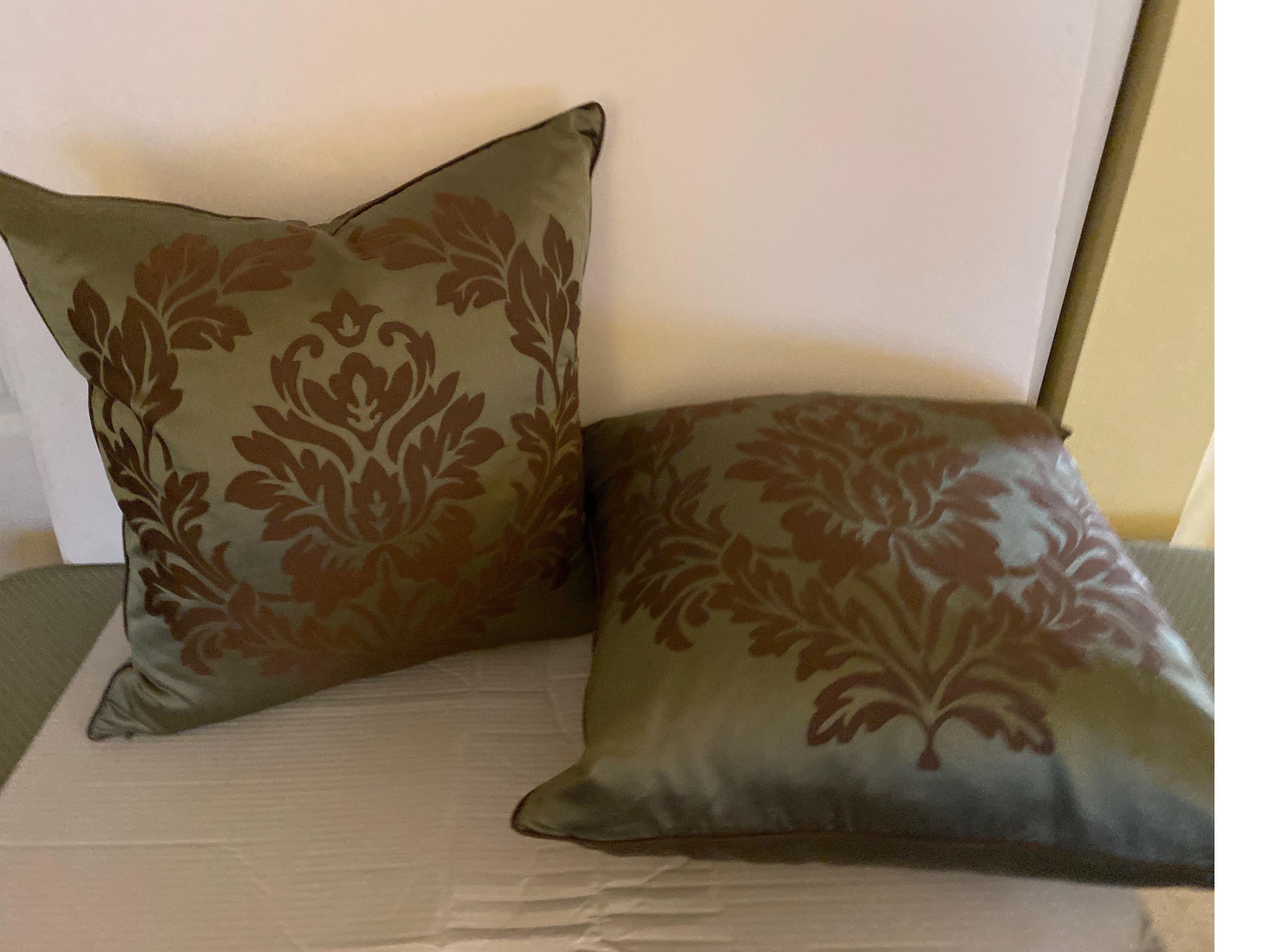 Pair of Silk Damask Accent Pillows In Excellent Condition For Sale In Lambertville, NJ
