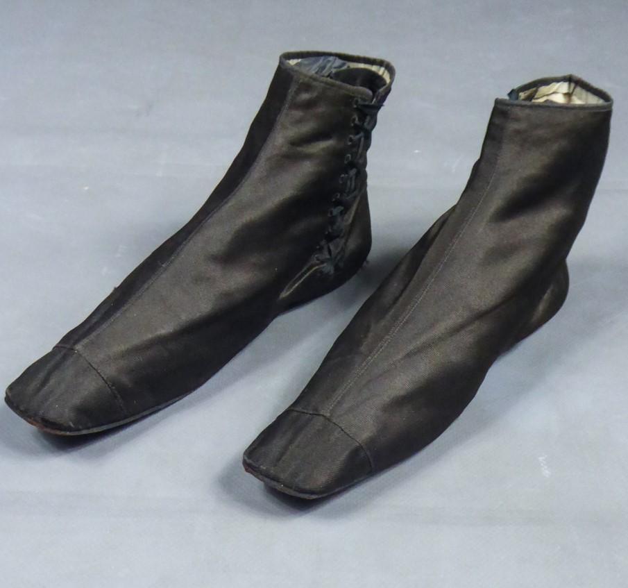 Circa 1820/1840
France

Beautiful pair of laced ankle boots in brown silk twill, dating from the french Romantic period. Square yoke ends and original eyelet lacing on the side edged with fine piping with the same color. Lining in ecru chintz cotton