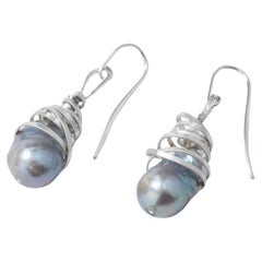 Ein Paar Ohrringe aus Silber und Perlen. Handgefertigt 2023 in Lund Schweden.