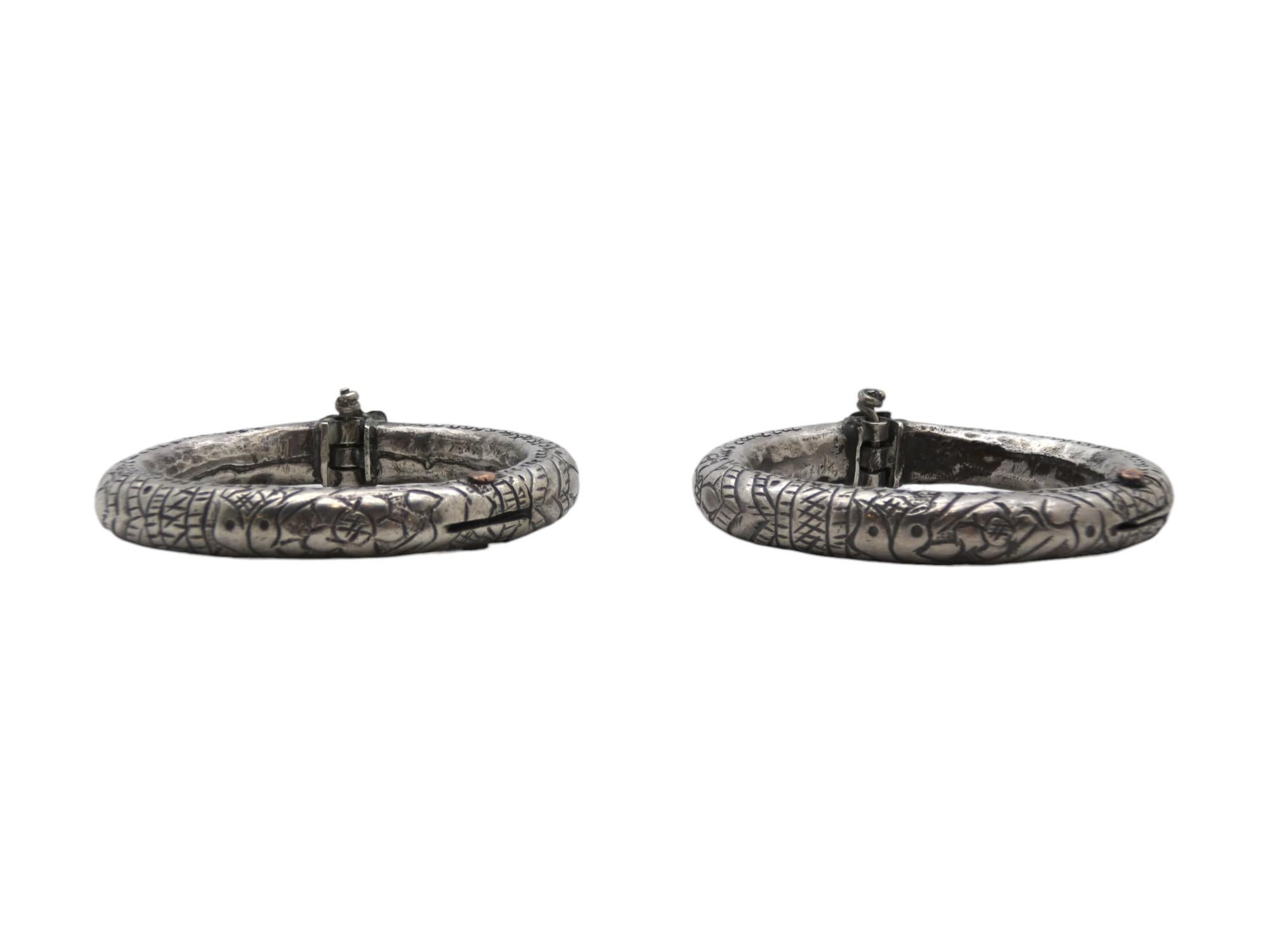 Una splendida coppia di bracciali in argento del Marocco, realizzati nel 1900 circa, che riflettono l'eleganza senza tempo della gioielleria tradizionale nordafricana. Ogni bracciale è abilmente cesellato e ornato da intricati motivi floreali e