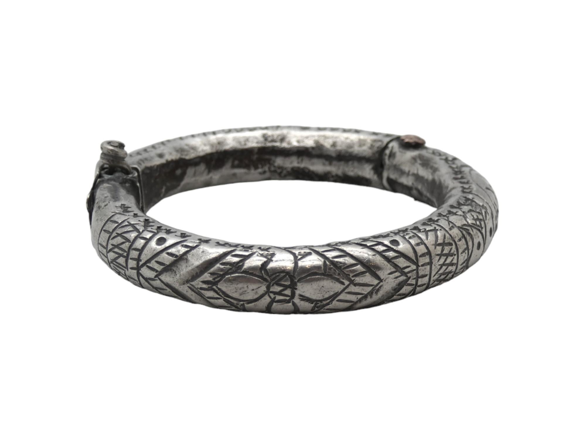 Coppia di braccialetti in argento, gioielli da donna in Marocco CIRCA 1900 in vendita 1