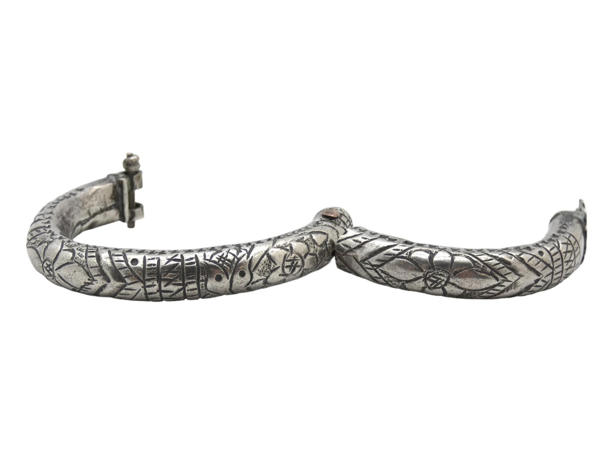Coppia di braccialetti in argento, gioielli da donna in Marocco CIRCA 1900 in vendita 2