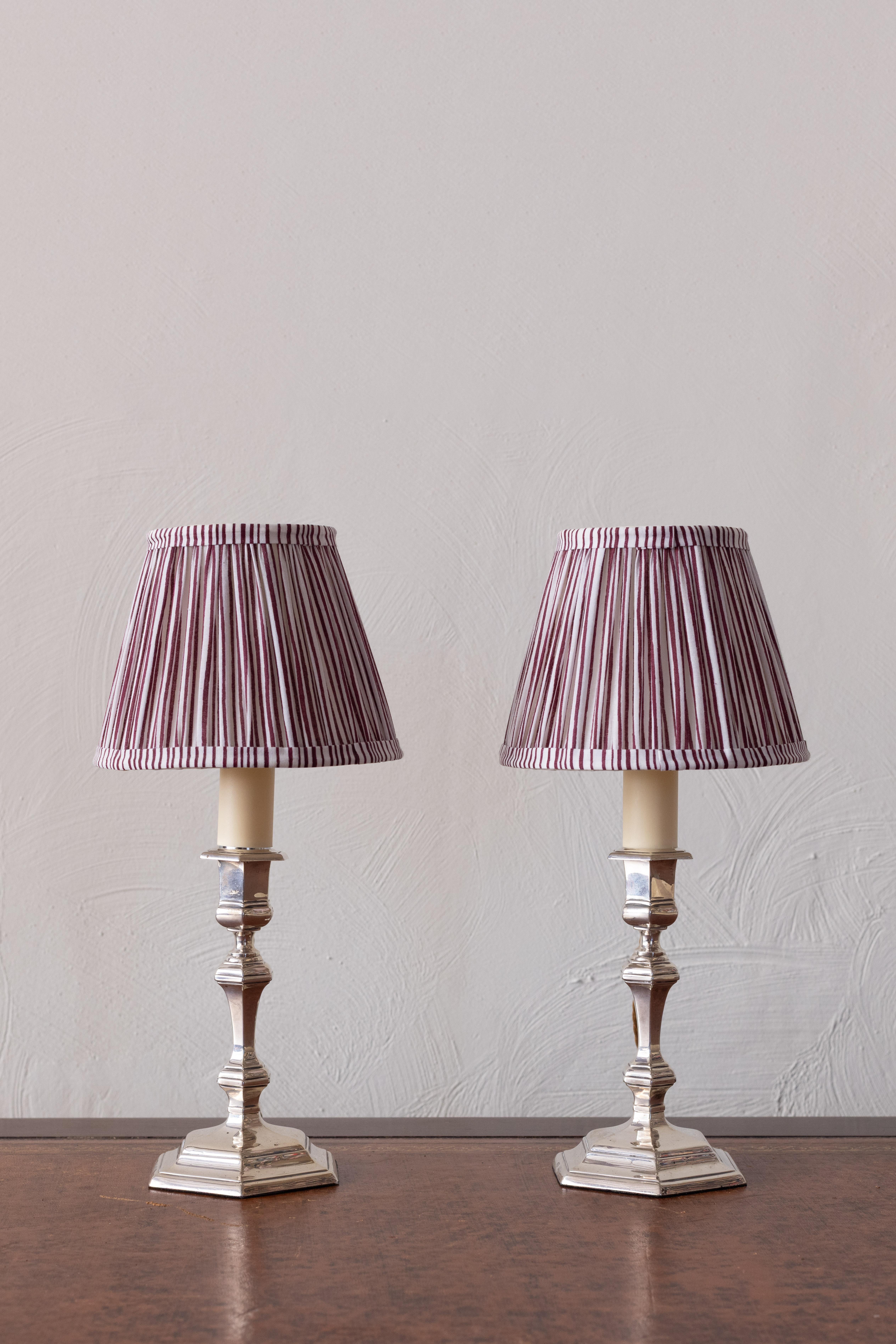 Un par de lámparas candelabro de plata Jorge I en venta