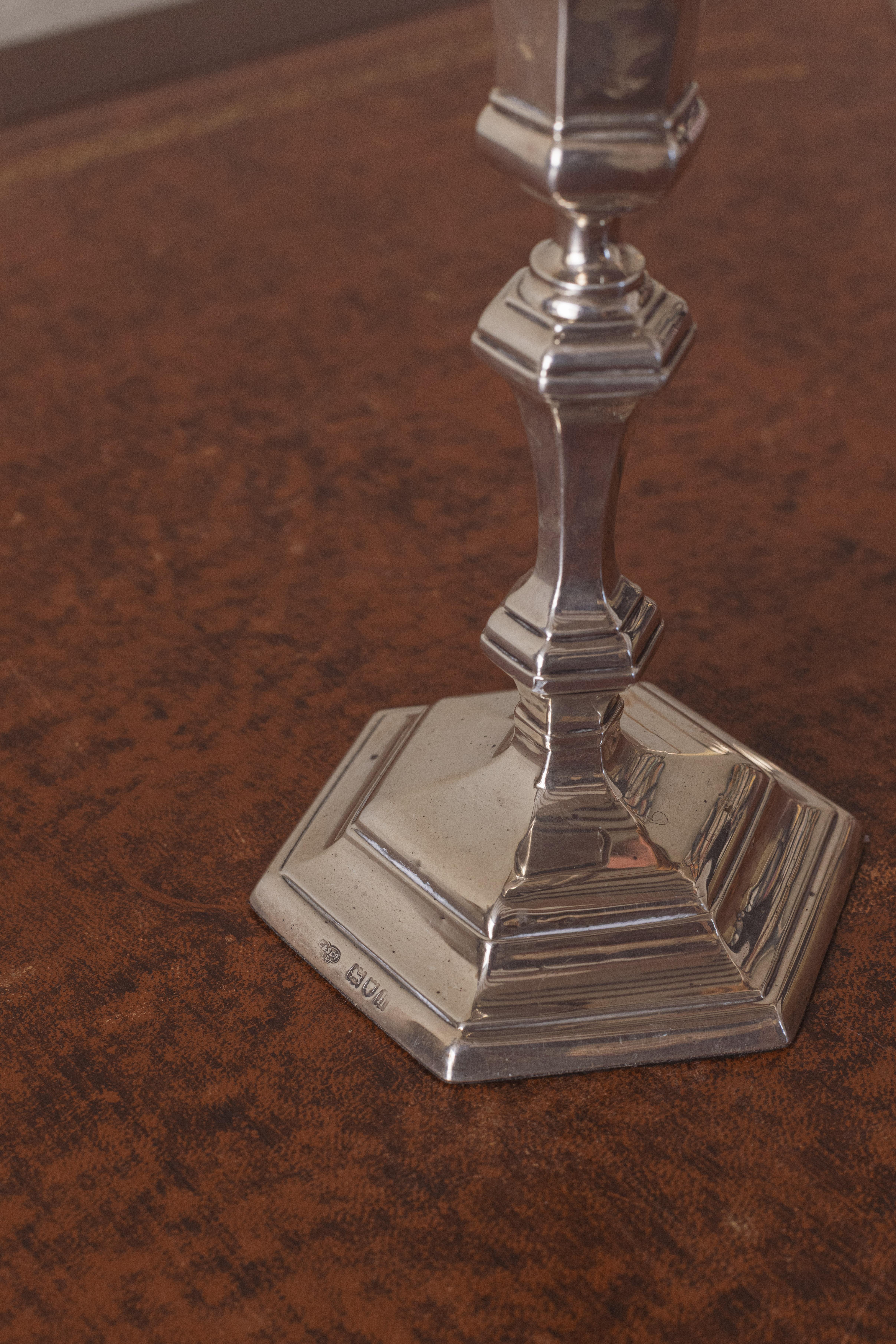 Un par de lámparas candelabro de plata en Bueno estado para la venta en Shipston-On-Stour, GB
